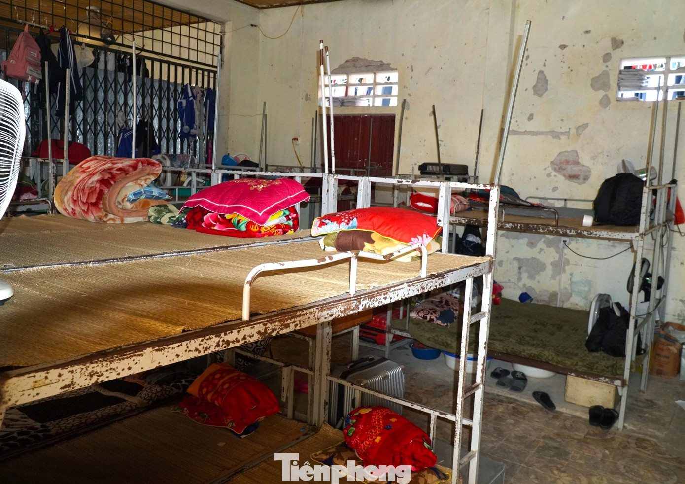 Toàn trường có gần 400 học sinh nhưng chỉ có 10 phòng ở nội trú nên phòng nào cũng được kê 20 chiếc giường tầng cho khoảng 40 em ngủ nghỉ. Cũng do cơ sở vật chất không đảm bảo nên nhiều năm qua, trường nội trú không dám tuyển đủ chỉ tiêu học sinh. Năm học này, nhà trường được giao 105 học sinh nhưng chỉ tuyển 96 em.