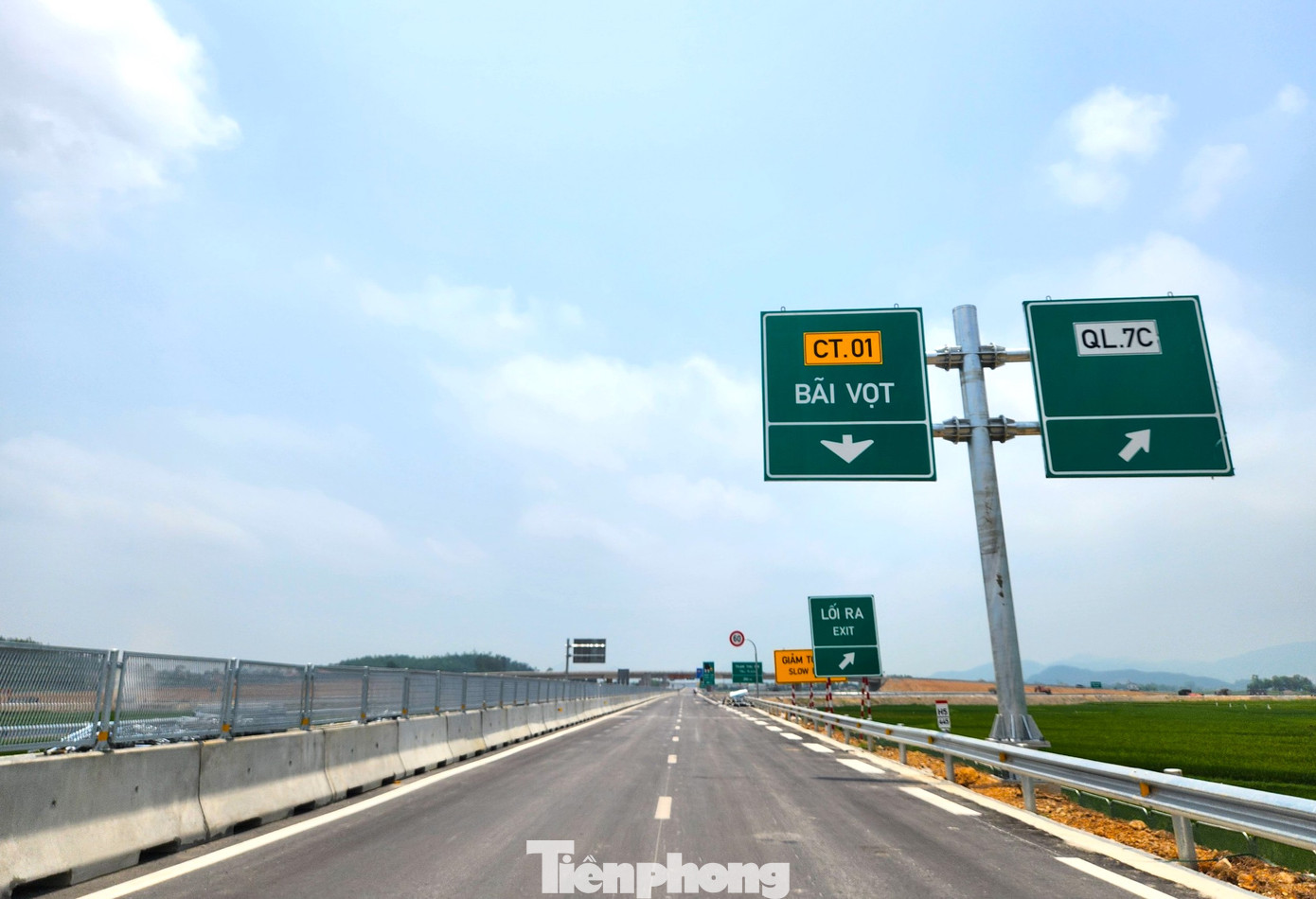 Trước ngày thông xe, hệ thống dãy lan can cứng giữa đường cùng hệ thống đèn chiếu sáng tại các nút giao, hệ thống biển báo, cảnh báo tốc độ tối đa và tối thiểu đã được lắp đặt hoàn chỉnh.