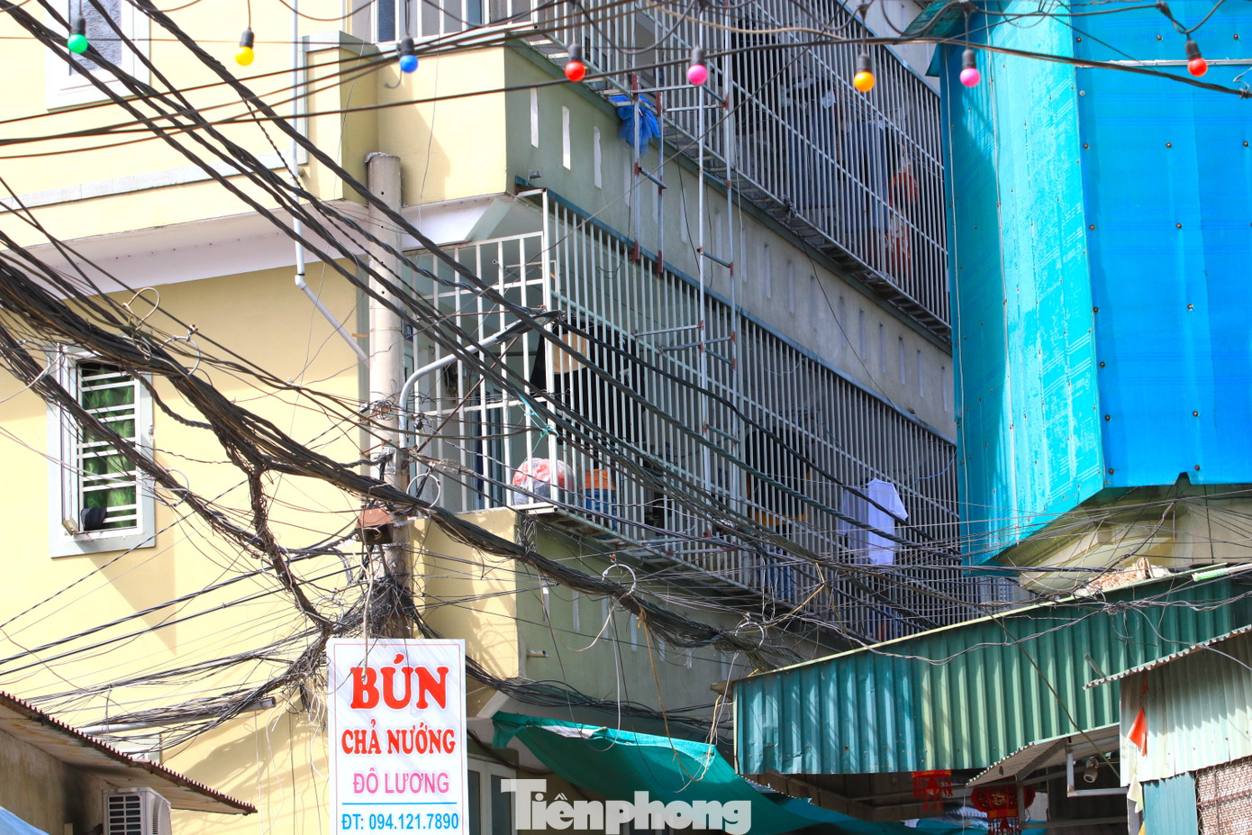 Hệ thống đường dây điện chằng chịt, vắt vẻo qua các khu nhà tiềm ẩn nhiều nguy cơ xảy ra chập điện, cháy nổ.