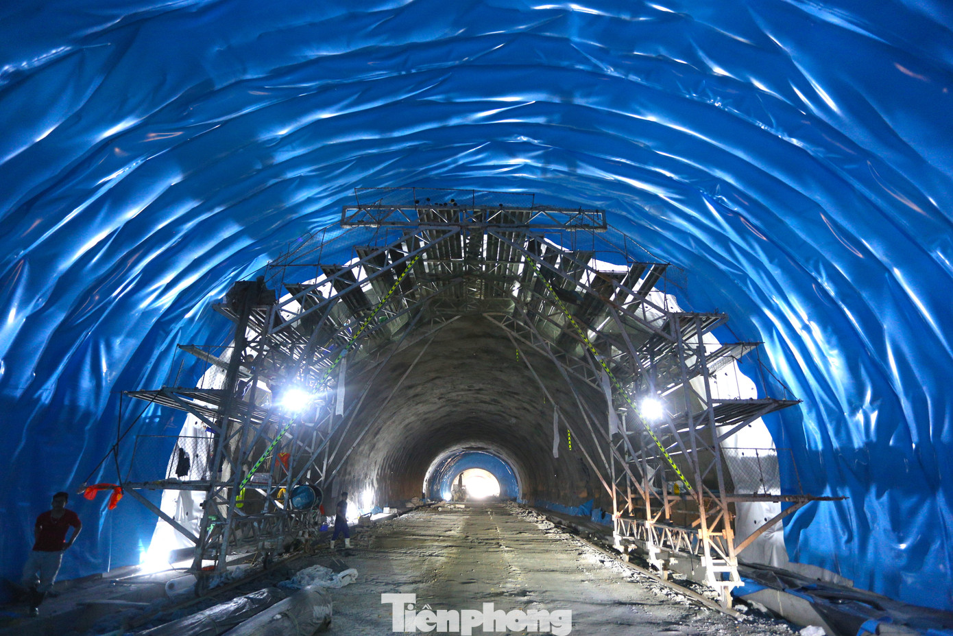 Ở nhánh trái hầm theo hướng Bắc - Nam, hầm Thần Vũ đang được đơn vị thi công đẩy nhanh tiến độ hoàn thiện việc đổ bê tông vỏ hầm. Ở nhánh trái hầm theo hướng Bắc - Nam, hầm Thần Vũ đang được đơn vị thi công đẩy nhanh tiến độ hoàn thiện việc đổ bê tông vỏ hầm.