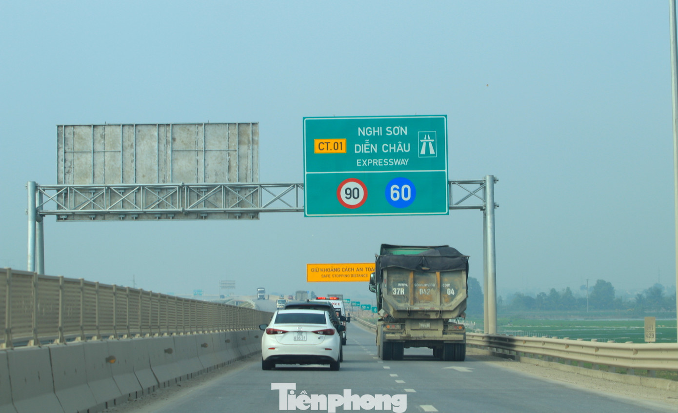 Theo các tài xế, mặt đường cao tốc nhỏ hẹp nên tốc độ bị hạn chế. Trước đó trên tuyến cao tốc này được hạn chế tốc độ tối đa 80km/h. Tuy nhiên hiện tại tuyến đường đã được nâng lên tốc độ tối đa là 90km/h. Theo các tài xế, mặt đường cao tốc nhỏ hẹp nên tốc độ bị hạn chế. Trước đó trên tuyến cao tốc này được hạn chế tốc độ tối đa 80km/h. Tuy nhiên hiện tại tuyến đường đã được nâng lên tốc độ tối đa là 90km/h.