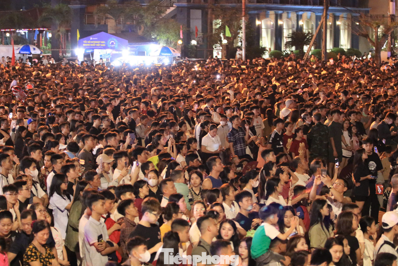 Các tuyến đường hướng về Quảng trường Bình Minh đều chật kín du khách.