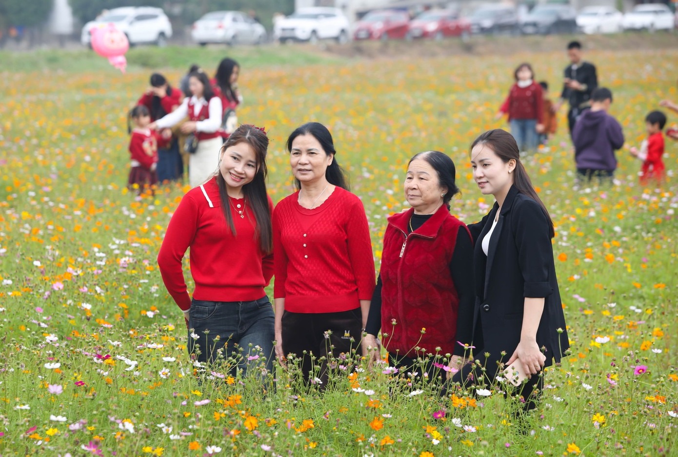 Trước chùa là một cánh đồng được trồng nhiều loài hoa rực rỡ, thu hút du khách về chụp hình ghi lại những khoảnh khắc đầu năm. Trước chùa là một cánh đồng được trồng nhiều loài hoa rực rỡ, thu hút du khách về chụp hình ghi lại những khoảnh khắc đầu năm.