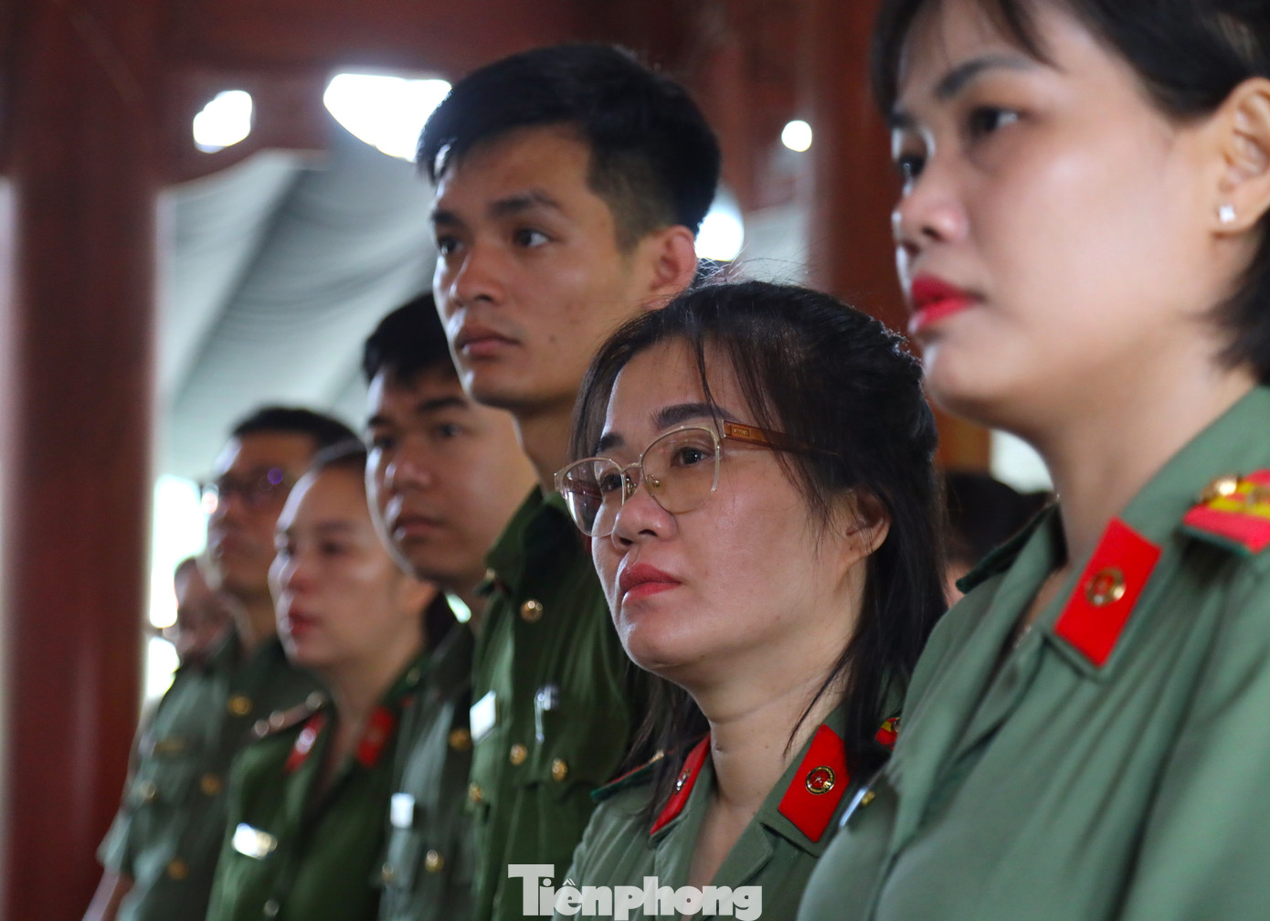 Với giọng kể truyền cảm ấm áp của thuyết minh viên đã khiến nhiều người rưng rưng nước mắt.