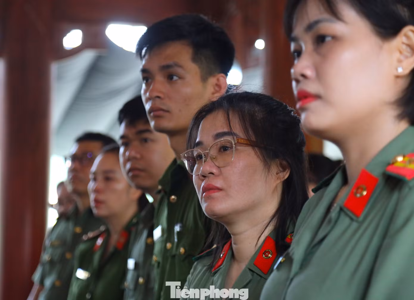 Với giọng kể truyền cảm ấm áp của thuyết minh viên đã khiến nhiều người rưng rưng nước mắt. Với giọng kể truyền cảm ấm áp của thuyết minh viên đã khiến nhiều người rưng rưng nước mắt.