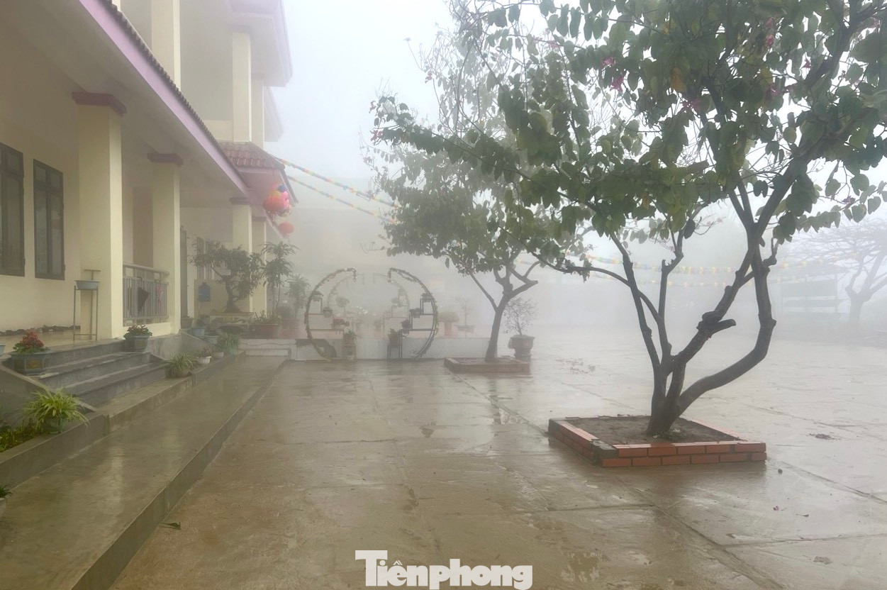 Tại Trường Phổ thông Dân tộc bán trú Tiểu học Nậm Cắn 1 (xã Nậm Cắn, huyện Kỳ Sơn, Nghệ An) những ngày qua cũng chìm trong sương mù và lạnh. Tuy vậy, việc học và giảng dạy tại trường vẫn diễn ra bình thường. Nhiều ngày trời lạnh, nhiệt độ xuống thấp, trường này phải lùi thời gian học để đảm bảo sức khỏe cho học sinh và giáo viên khi đến trường.