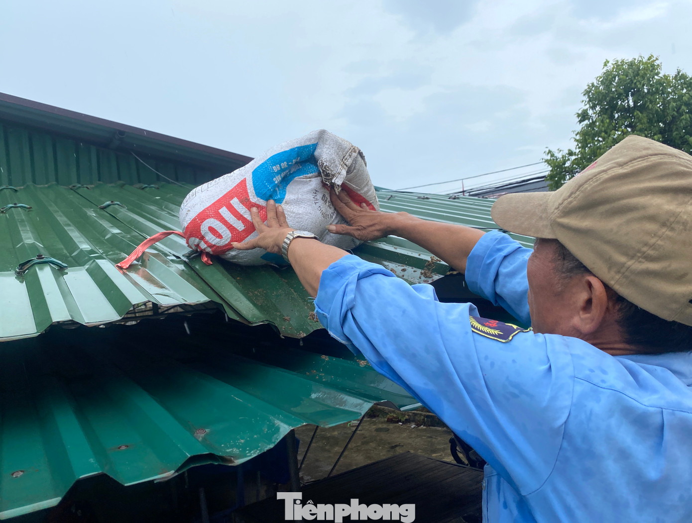 Những mái tôn khu vực chợ bến cá Nghi Thủy đã được chằng néo cẩn thận. Những mái tôn khu vực chợ bến cá Nghi Thủy đã được chằng néo cẩn thận.