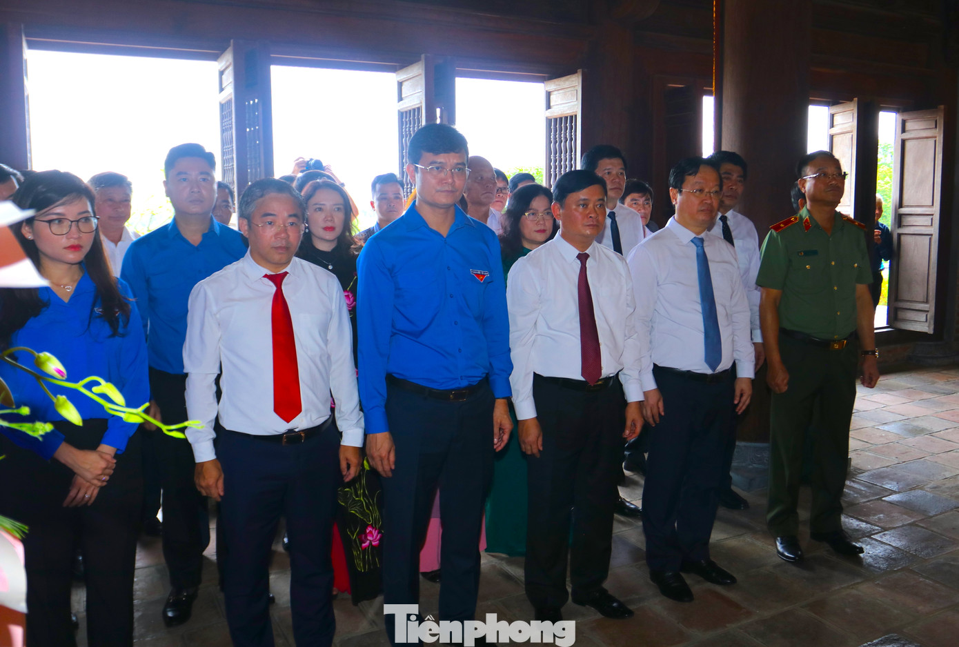 Trước đó anh Bùi Quang Huy cùng lãnh đạo tỉnh Nghệ An đã đến dâng hương, dâng hoa tại Đền thờ Chung Sơn - Đền thờ Gia tiên Chủ tịch Hồ Chí Minh tại núi Chung (xã Kim Liên, Nam Đàn, Nghệ An). Trước đó anh Bùi Quang Huy cùng lãnh đạo tỉnh Nghệ An đã đến dâng hương, dâng hoa tại Đền thờ Chung Sơn - Đền thờ Gia tiên Chủ tịch Hồ Chí Minh tại núi Chung (xã Kim Liên, Nam Đàn, Nghệ An).