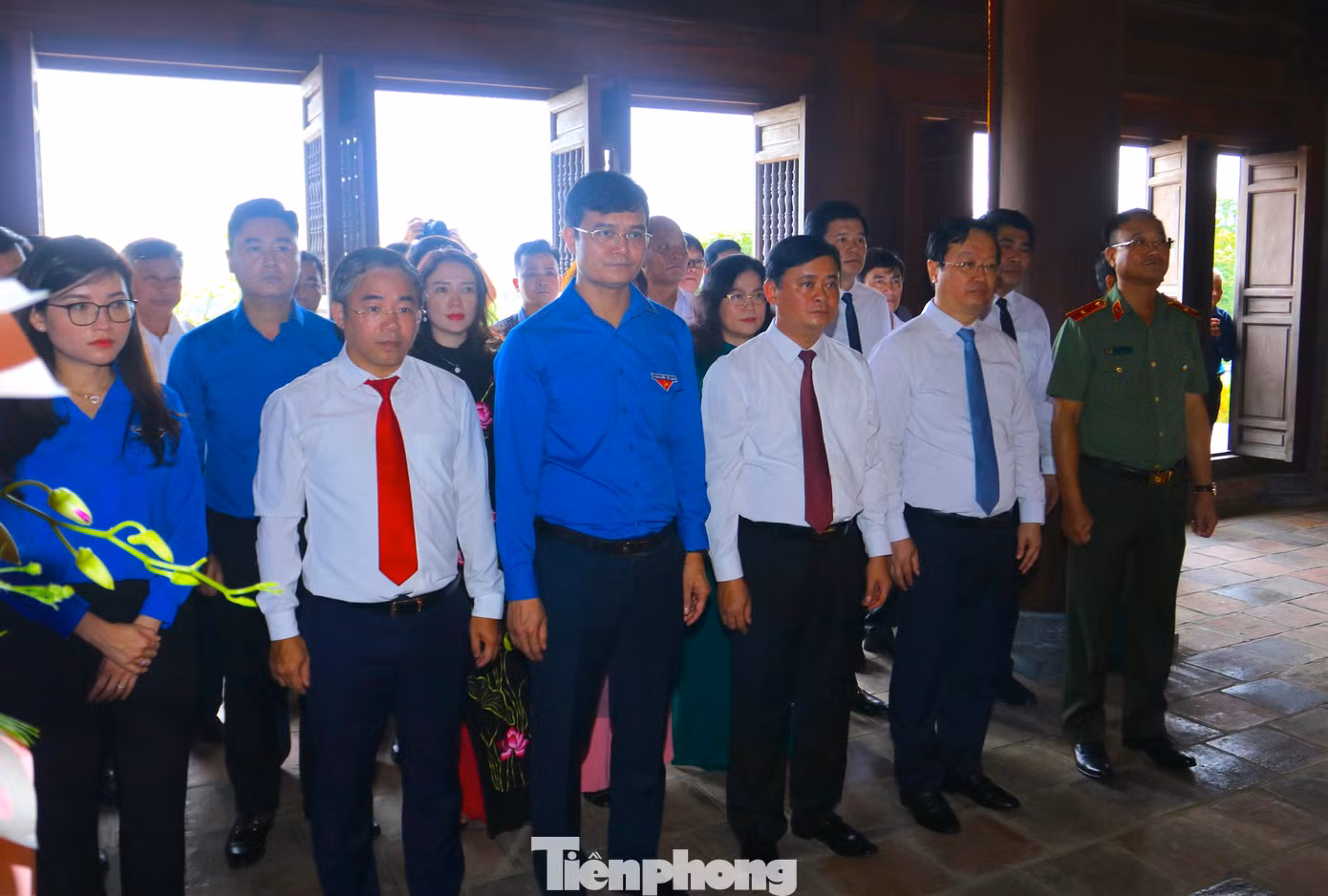 Trước đó anh Bùi Quang Huy cùng lãnh đạo tỉnh Nghệ An đã đến dâng hương, dâng hoa tại Đền thờ Chung Sơn - Đền thờ Gia tiên Chủ tịch Hồ Chí Minh tại núi Chung (xã Kim Liên, Nam Đàn, Nghệ An).
