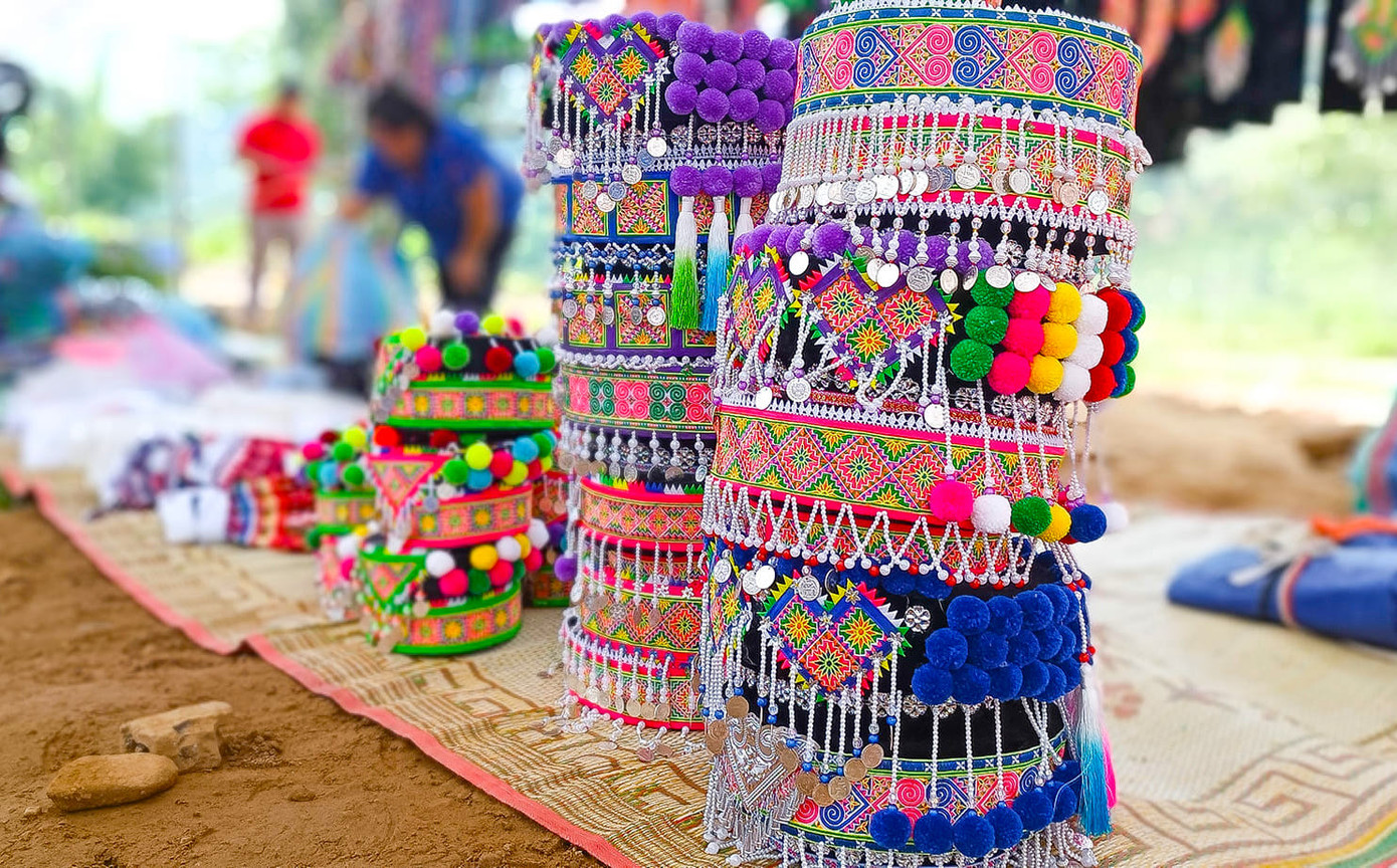 Những chiếc mũ trang phục của đồng bào dân tộc bày bán mang nhiều màu sắc rực rỡ, bắt mắt thu hút sự quan tâm của mọi người.