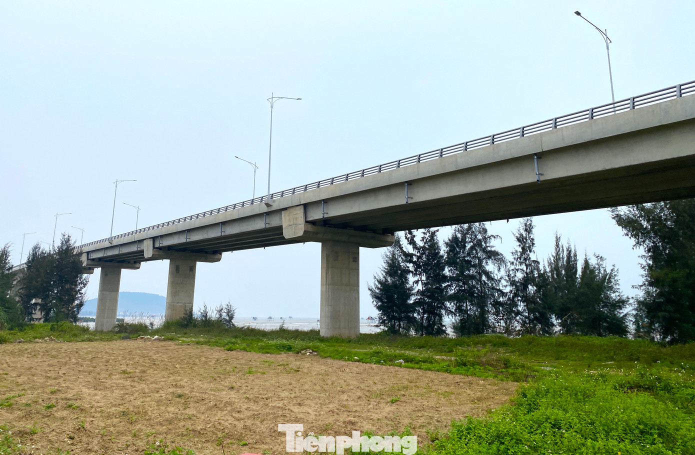 Những chiếc cầu trên tuyến đã được hoàn thiện. Trong ảnh là cầu Cửa Thơi đi qua xã Văn Hải (huyện Quỳnh Lưu, Nghệ An) dài gần 900m đã hoàn thiện.