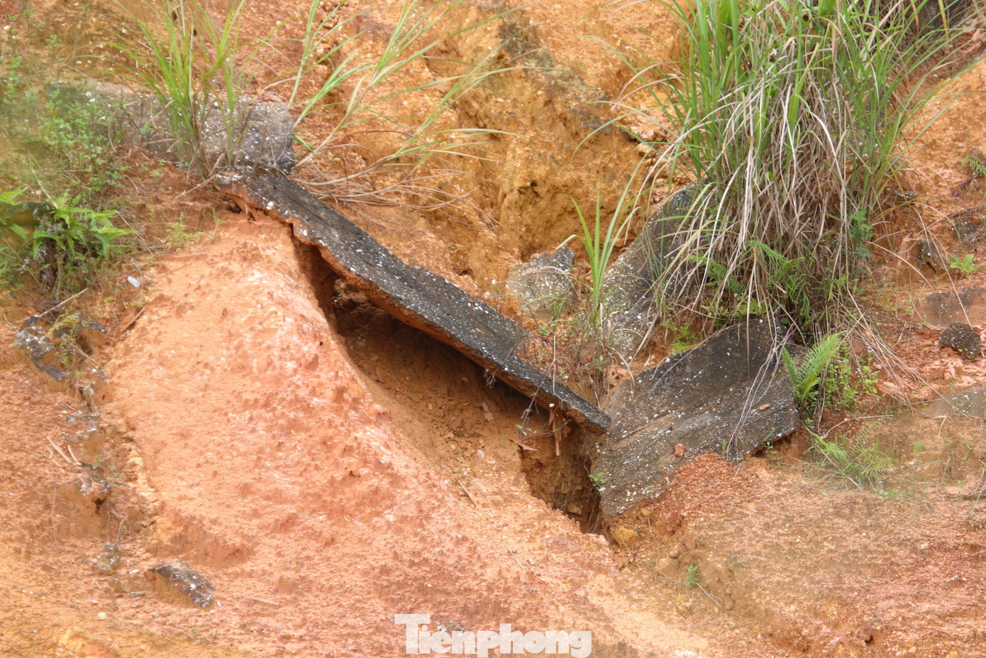 Ghi nhận của PV vào những ngày trung tuần tháng 9/2023, nhiều đoạn đất sạt lở lấn sâu vào tuyến đường trên mặt kênh và tiến sát vào khu vực dân cư.