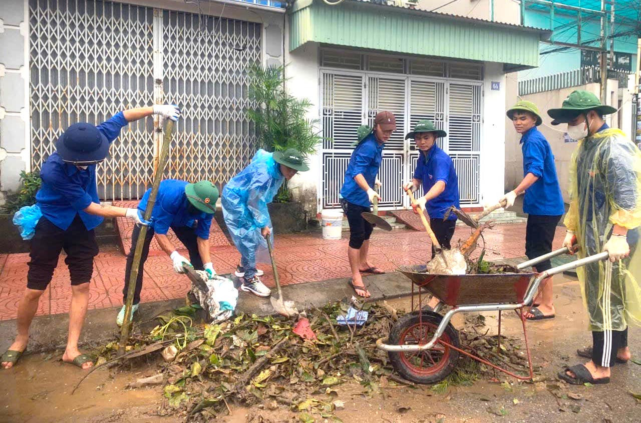 Trên các tuyến phố, mưa bão đã khiến rác, bùn đất đọng lại rất nhiều.