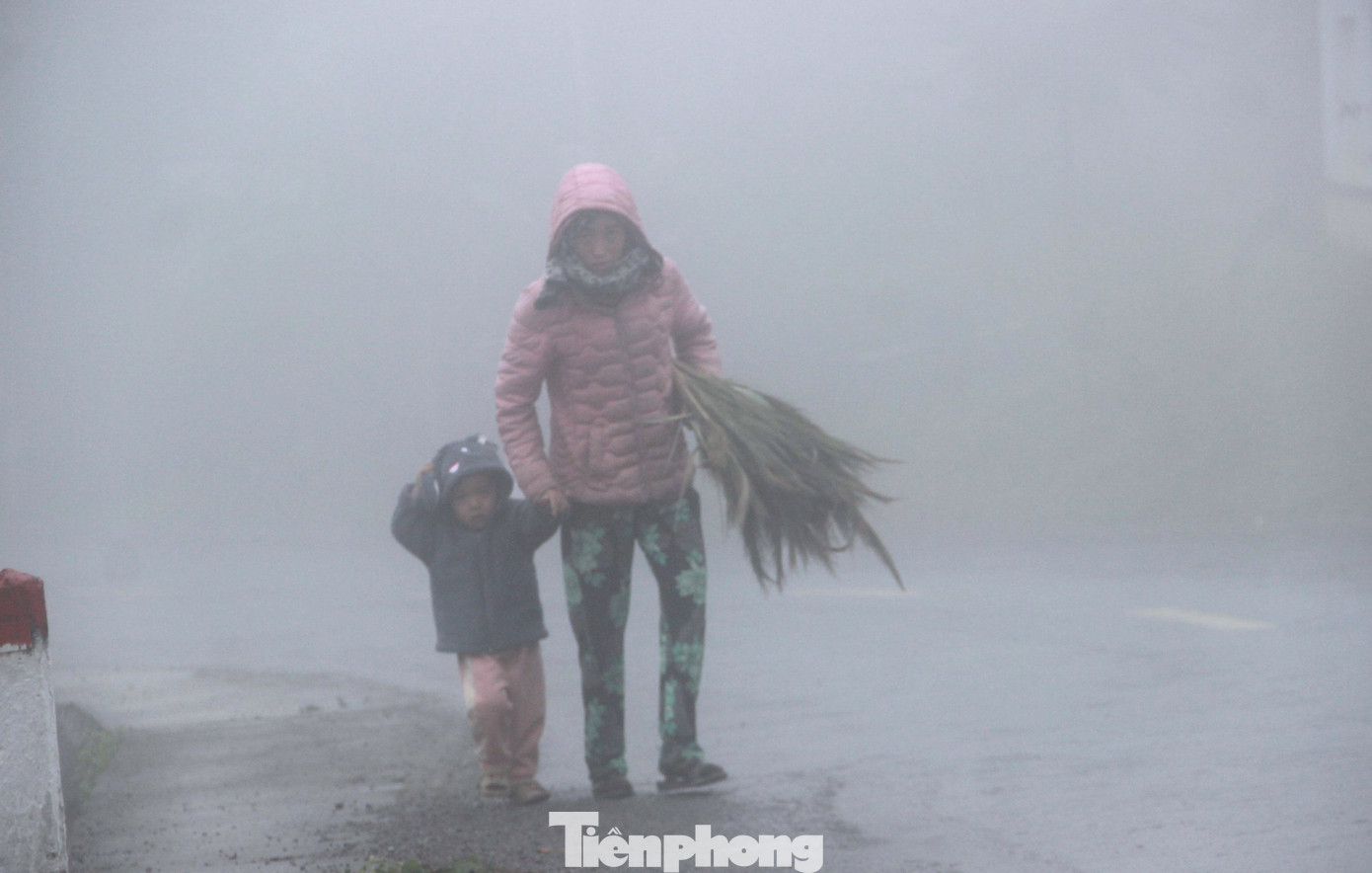 Sương mù dày và rét buốt khiến người dân xã Huồi Tụ chật vật với cuộc sống hàng ngày.