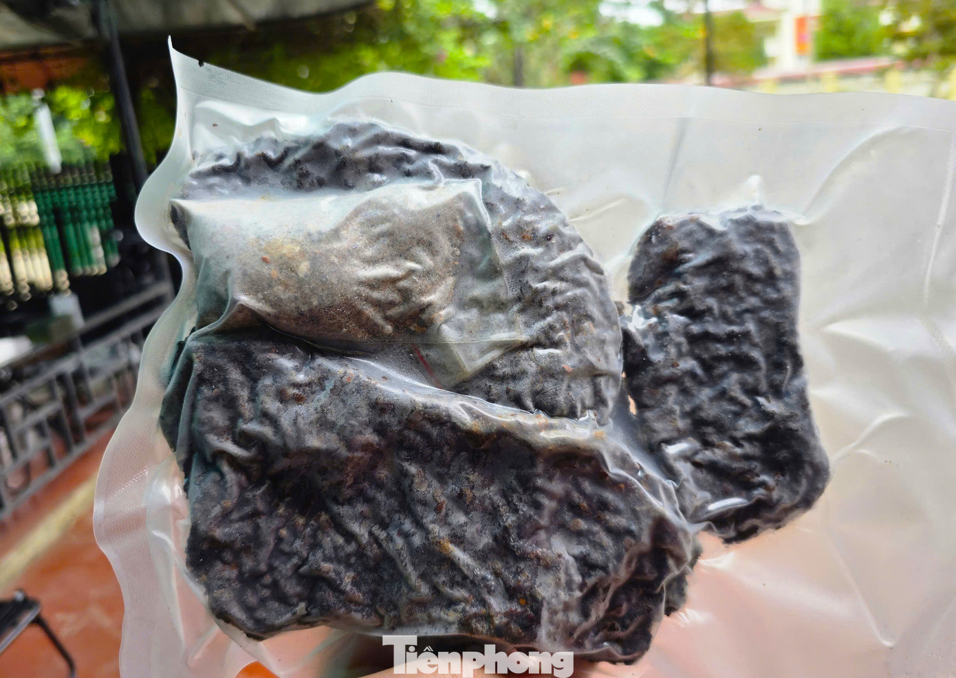 Ngày nay, món đặc sản này không chỉ được bán trong tỉnh mà còn được bán ra nhiều tỉnh thành miền Bắc và miền Nam. Để bảo quản được lâu, thịt được đóng gói trong túi bóng cho vào ngăn đông tủ lạnh. "Từ 20 tháng chạp chúng tôi sẽ gửi hàng đi cho khách ở các tỉnh xa. Khách trong tỉnh đến sát tết mới gửi đi. Chúng tôi vẫn tiếp tục nhận đơn đặt của khách đến 28 tết", chị Phan Thị Nga nói. Ngày nay, món đặc sản này không chỉ được bán trong tỉnh mà còn được bán ra nhiều tỉnh thành miền Bắc và miền Nam. Để bảo quản được lâu, thịt được đóng gói trong túi bóng cho vào ngăn đông tủ lạnh. "Từ 20 tháng chạp chúng tôi sẽ gửi hàng đi cho khách ở các tỉnh xa. Khách trong tỉnh đến sát tết mới gửi đi. Chúng tôi vẫn tiếp tục nhận đơn đặt của khách đến 28 tết", chị Phan Thị Nga nói.