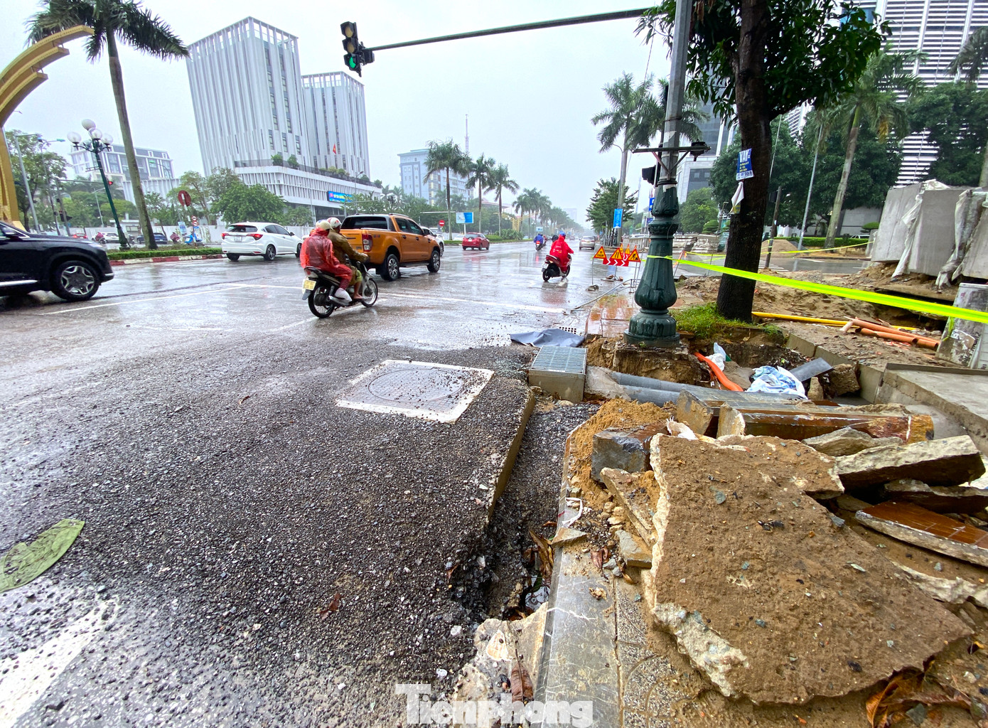 Tại ngã tư đường Duy Tân giao đại lộ Lê Nin, công trình thi công cống và vỉa hè để lại những hố lớn nhưng đơn vị thi công không rào chắn tiềm ẩn nhiều nguy cơ xảy ra tai nạn.