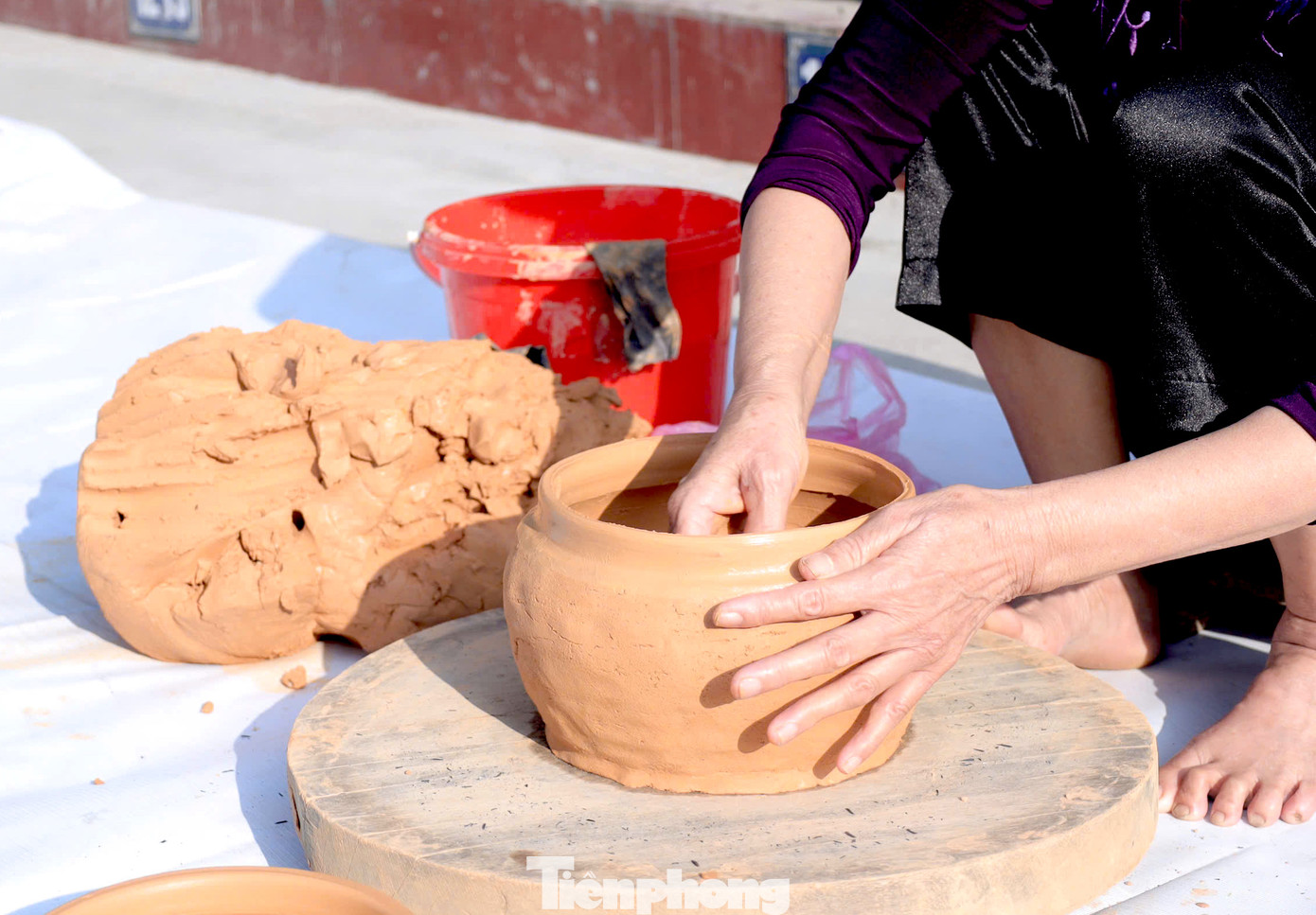 Tại diễn đàn, các đoàn viên thanh niên, học sinh được theo dõi quá trình làm nồi đất chỉ bằng những dụng cụ thô sơ của các người dân ở làng nghề nồi đất Trù Sơn.