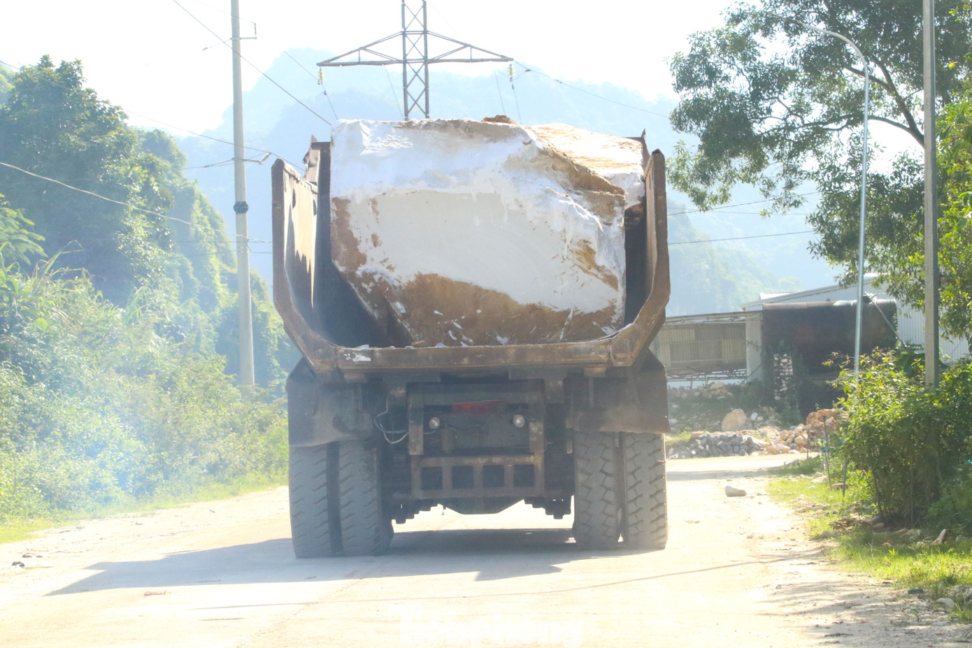 Một lãnh đạo xã Châu Quang (Quỳ Hợp, Nghệ An) thừa nhận, thời gian qua xã nhận được rất nhiều phản ánh của người dân về việc xe tải ra vào cụm công nghiệp Châu Quang chạy nhanh, chạy ẩu khiến người dân lo lắng. Phía xã sẽ kiến nghị lên cơ quan chức năng và làm việc với doanh nghiệp đề nghị các tài xế xe chạy chậm lại để đảm bảo an toàn. Trong ảnh một chiếc xe chở cả tảng đá trắng từ núi về nhà xưởng để chế biến.