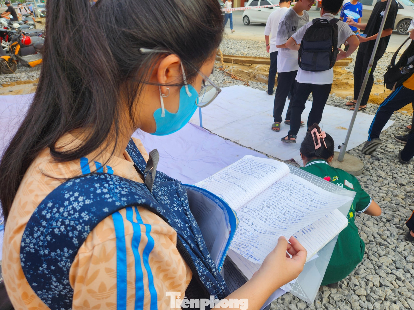 Nhiều em tranh thủ mang những cuốn vở mình đã học ôn tập trước đó để đọc lại kiến thức thật kỹ.