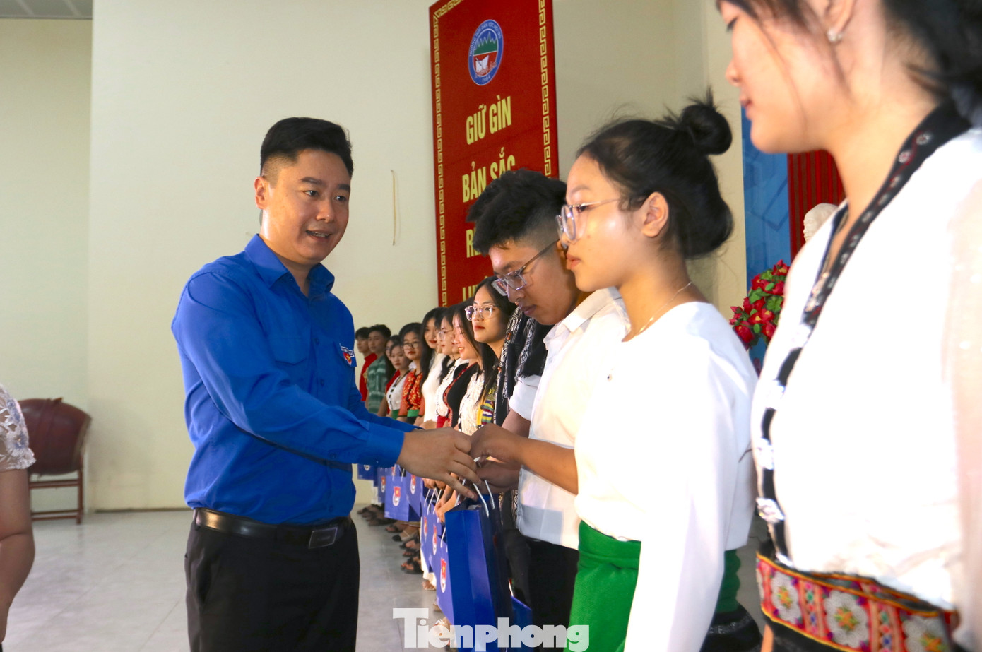 Bí thư Tỉnh Đoàn Nghệ An Lê Văn Lương tặng 20 suất quà cho Bí thư chi đoàn.