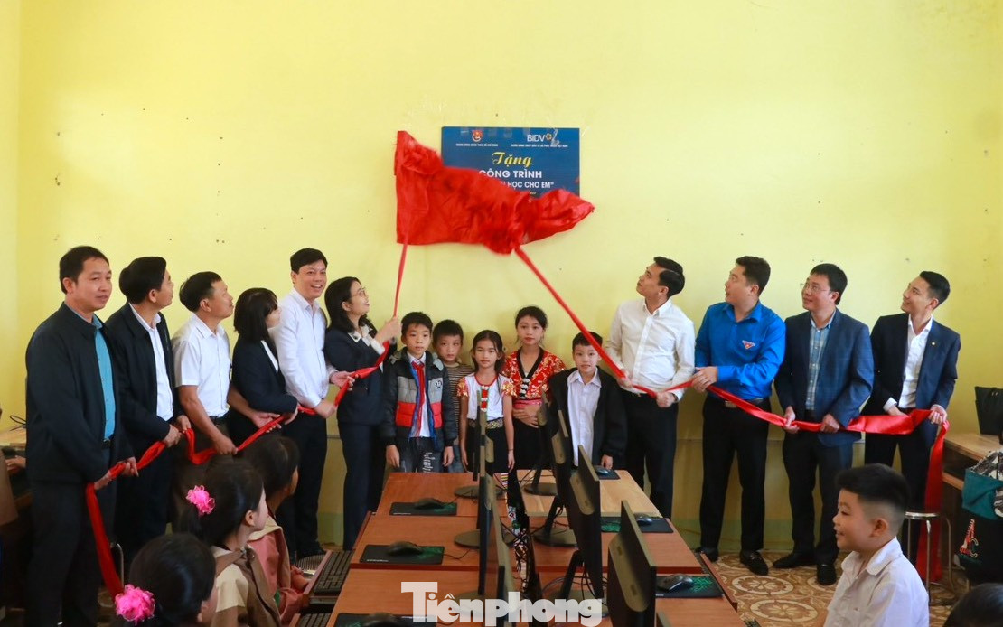 Ban tổ chức cũng tiến hành Lễ Khánh thành công trình “Phòng Tin học cho em” tại Trường Tiểu học Thạch Ngàn. Tổng trị giá các nguồn lực hỗ trợ trong chương trình lễ ra quân là hơn 900 triệu đồng.