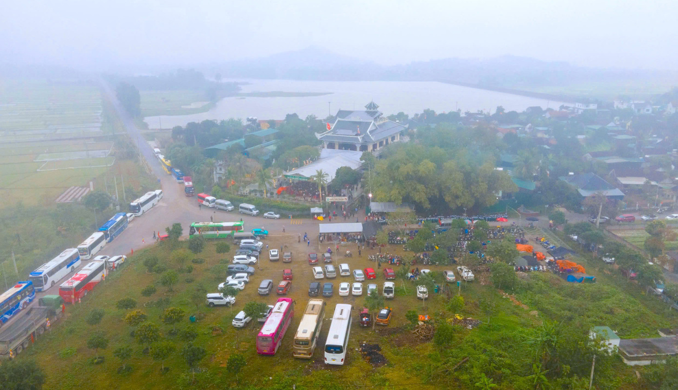 Chùa Viên Quang (Nghệ An) vừa tổ chức Đại lễ cầu Quốc thái dân an và làm lễ phóng sinh hơn 10 tấn cá xuống dòng sông Lam những ngày đầu năm mới.