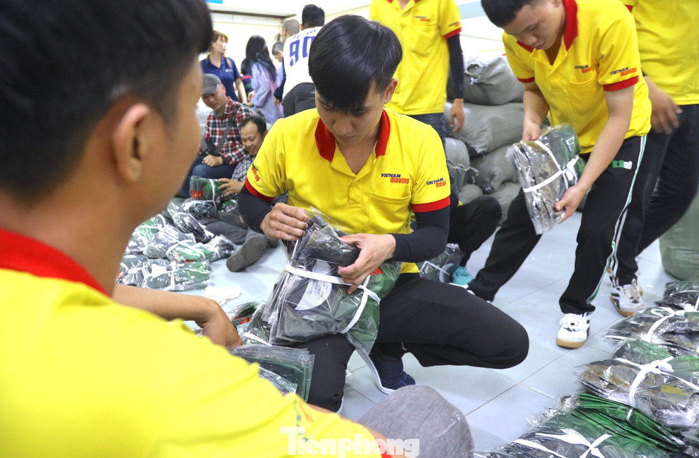 Để đảm bảo trang phục cho runner, các nhân viên của VietNam Moving và nhân sự Ban Tổ chức kiểm, đếm kỹ số lượng.