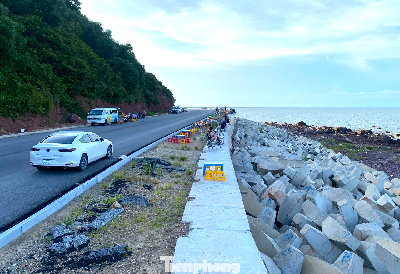 Dọc đường ven biển có nhiều vị trí đẹp, thuận lợi cho việc phát triển các dịch vụ du lịch, nghỉ dưỡng. Dọc đường ven biển có nhiều vị trí đẹp, thuận lợi cho việc phát triển các dịch vụ du lịch, nghỉ dưỡng.