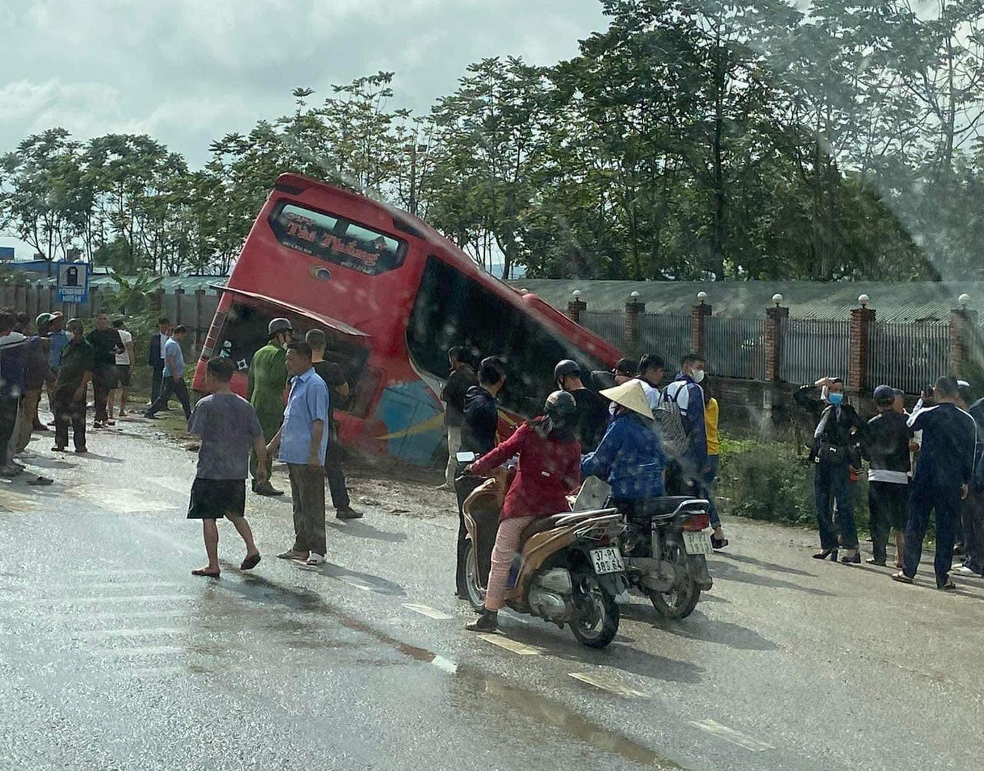Chiếc xe khách lao xuống hồ nước rồi hư hỏng.