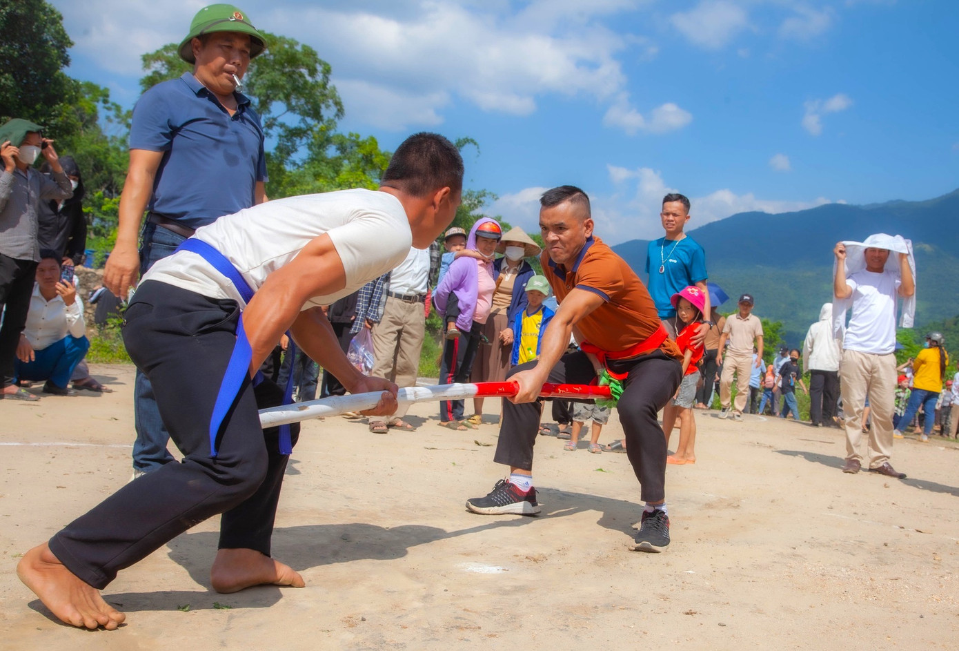 Trò chơi đẩy gậy thể hiện sức mạnh thu hút người theo dõi. Trò chơi đẩy gậy thể hiện sức mạnh thu hút người theo dõi.