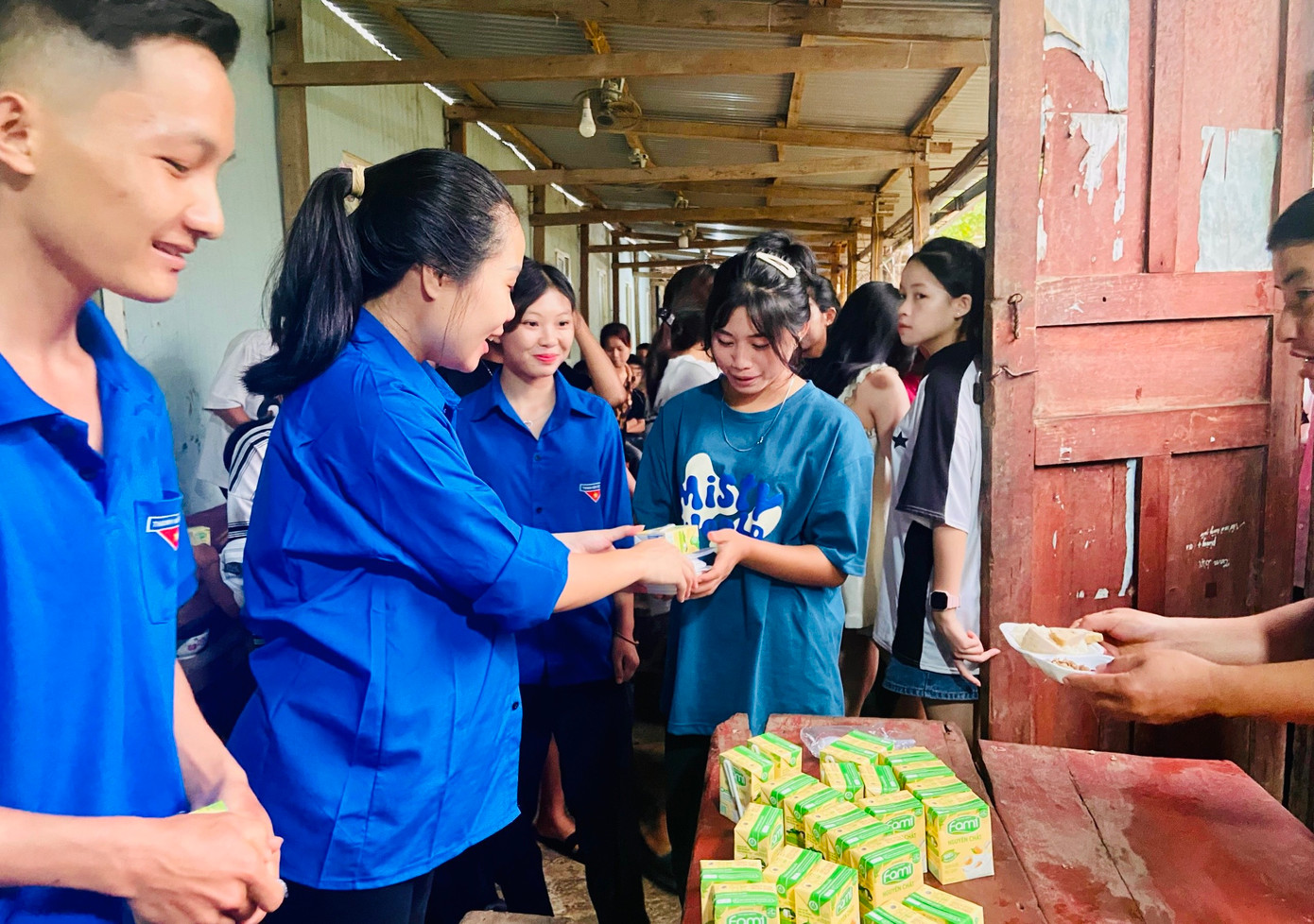 Những suất xôi được trao tặng kèm sữa, nước sẽ giúp các em học sinh có đủ chất dinh dưỡng cho một buổi sáng năng động để làm tốt bài thi của mình. Những suất xôi được trao tặng kèm sữa, nước sẽ giúp các em học sinh có đủ chất dinh dưỡng cho một buổi sáng năng động để làm tốt bài thi của mình.