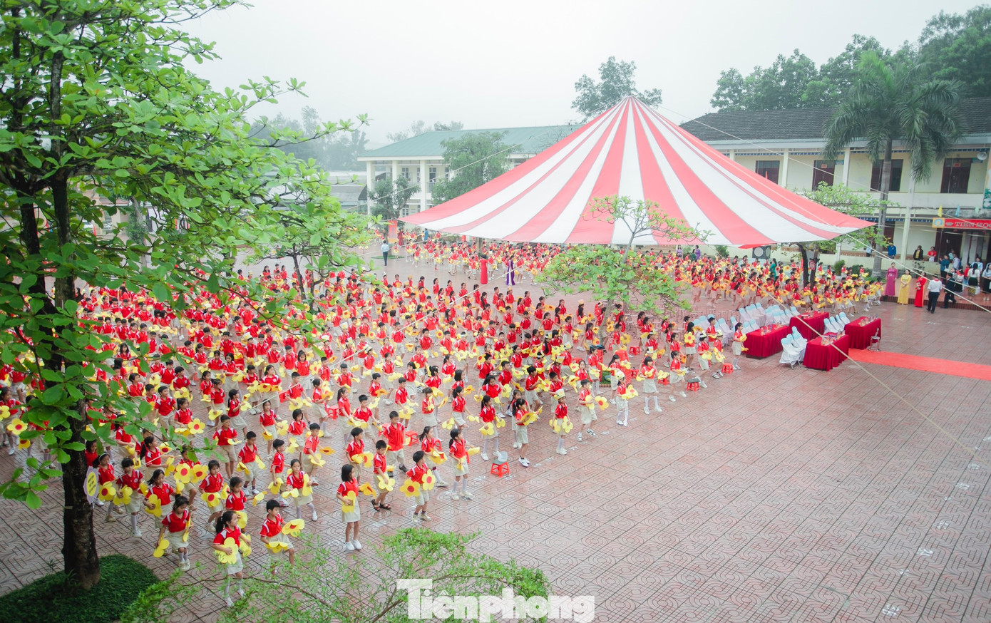Hơn 1.000 học sinh huyện Anh Sơn múa đồng diễn tại Ngày hội "Thiếu nhi vui khỏe". Hơn 1.000 học sinh huyện Anh Sơn múa đồng diễn tại Ngày hội "Thiếu nhi vui khỏe".