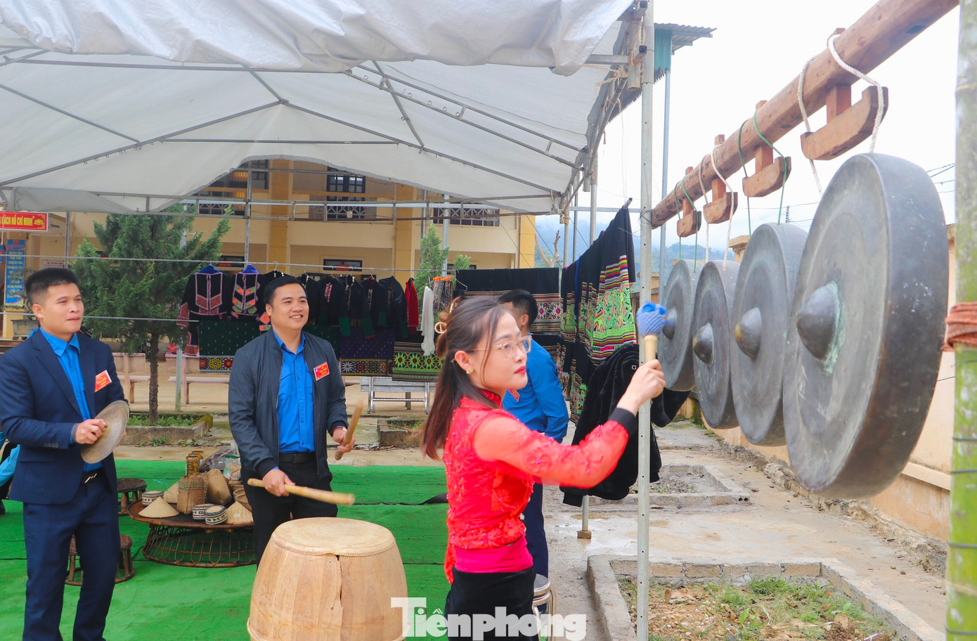 Các đại biểu tham gia đánh cồng chiêng.