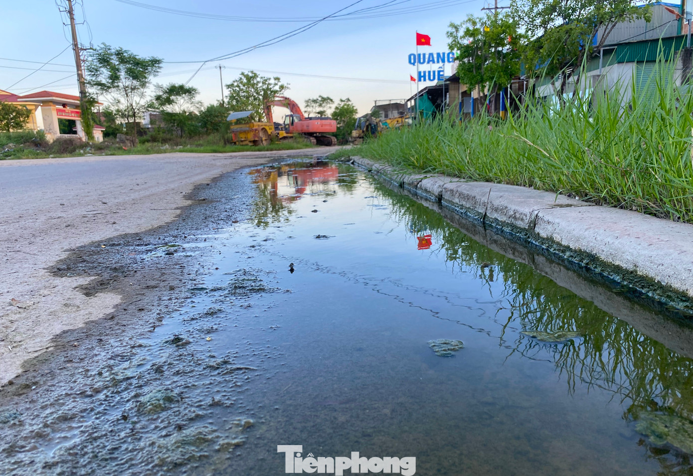 Nước ngập ùn ứ gây ô nhiễm, khiến các phương tiện đi lại khó khăn.