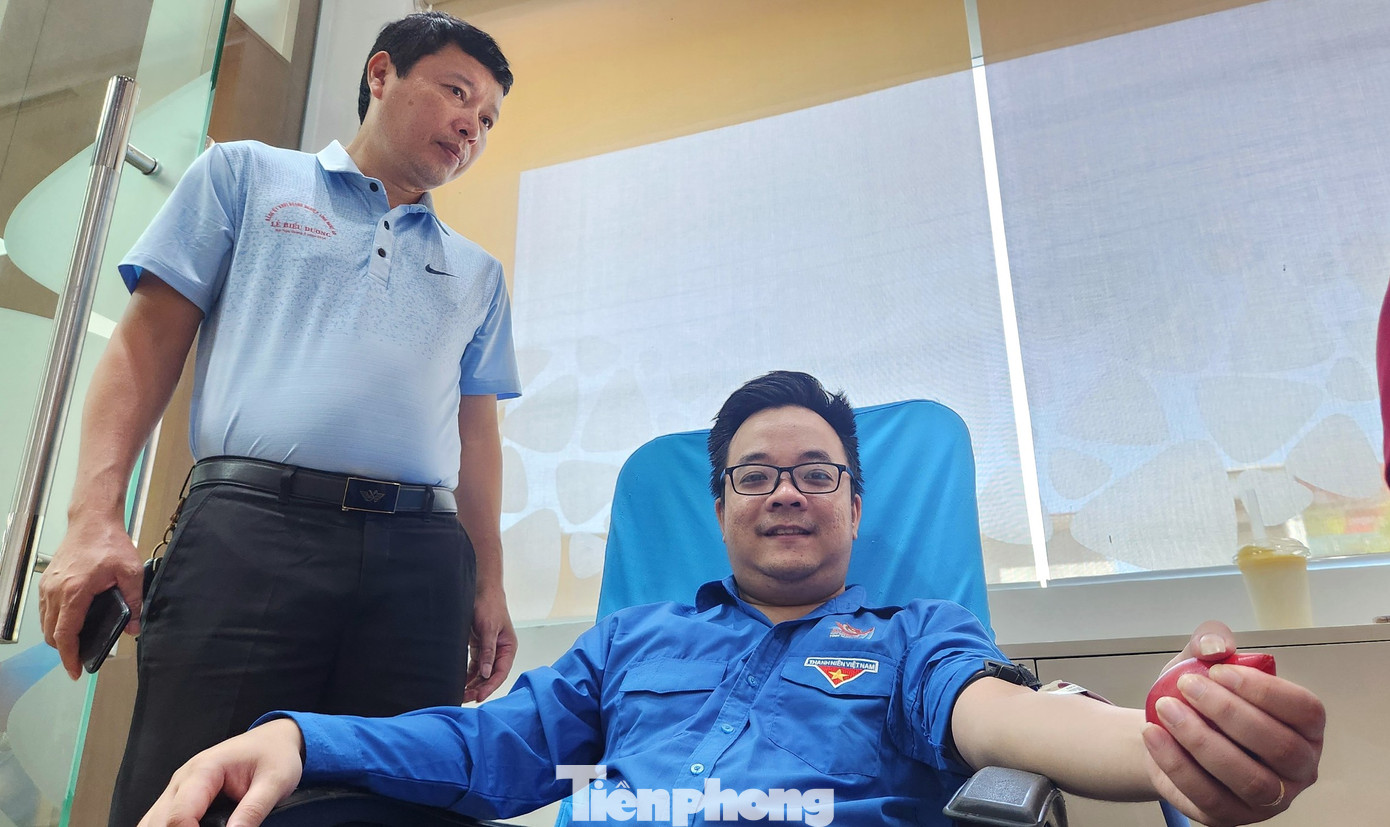 Là thủ lĩnh đoàn, anh Nguyễn Bá Tuấn Anh - Bí thư Đoàn Khối Doanh nghiệp tỉnh Nghệ An đã có 15 lần tham gia hiến máu tình nguyện. "Từ năm 2015 đến nay, đều đặn mỗi năm tôi hiến máu 1 lần. 15 lần hiến máu rồi nhưng lần nào cũng cảm xúc khác lạ. Lúc nào cũng thấy vui vì bản thân đã góp một giọt máu nhỏ hòa vào ngân hàng để giúp các bệnh nhân đang cần có máu điều trị bệnh", anh Nguyễn Bá Tuấn Anh cho biết. Là thủ lĩnh đoàn, anh Nguyễn Bá Tuấn Anh - Bí thư Đoàn Khối Doanh nghiệp tỉnh Nghệ An đã có 15 lần tham gia hiến máu tình nguyện. "Từ năm 2015 đến nay, đều đặn mỗi năm tôi hiến máu 1 lần. 15 lần hiến máu rồi nhưng lần nào cũng cảm xúc khác lạ. Lúc nào cũng thấy vui vì bản thân đã góp một giọt máu nhỏ hòa vào ngân hàng để giúp các bệnh nhân đang cần có máu điều trị bệnh", anh Nguyễn Bá Tuấn Anh cho biết.