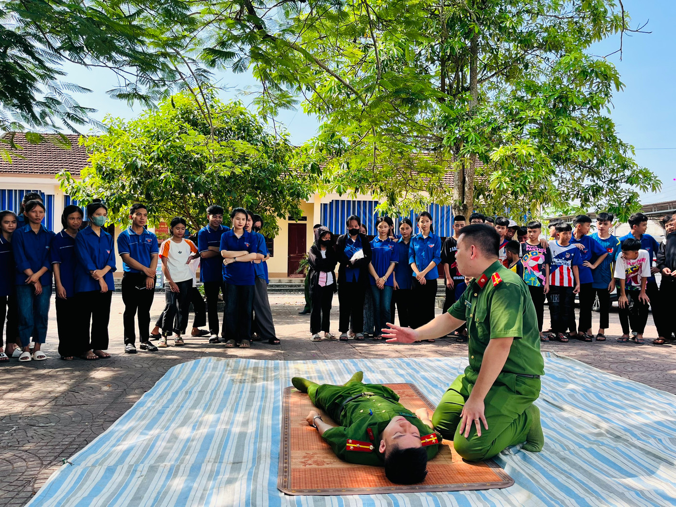 Trong ngày cao điểm Chiến dịch tình nguyện Hành quân xanh, tuổi trẻ huyện Anh Sơn đã tổ chức Tuyên truyền phòng chống Tai nạn thương tích, Phòng chống Cháy nổ, cứu nạn cứu hộ cho 500 thanh thiếu nhi trên địa bàn. Trong ngày cao điểm Chiến dịch tình nguyện Hành quân xanh, tuổi trẻ huyện Anh Sơn đã tổ chức Tuyên truyền phòng chống Tai nạn thương tích, Phòng chống Cháy nổ, cứu nạn cứu hộ cho 500 thanh thiếu nhi trên địa bàn.