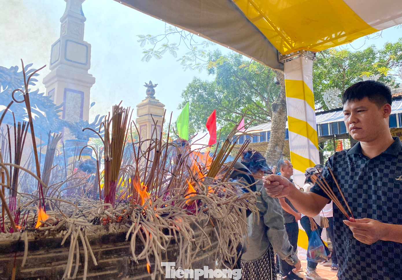 Lượng du khách thắp hương nhiều khiến lư hương bốc cháy.