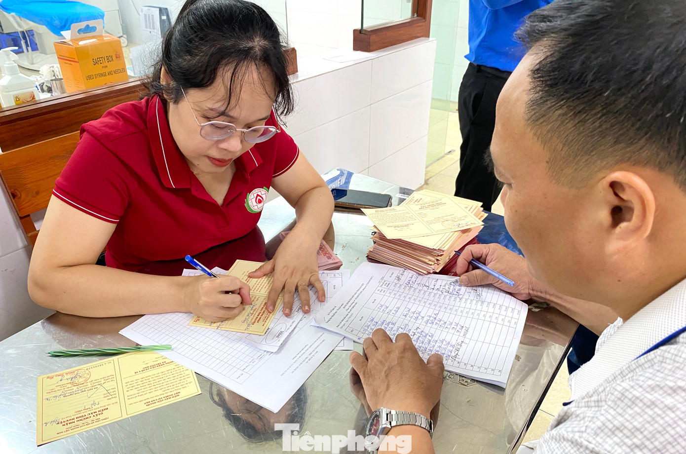 Sau khi hiến máu, người hiến sẽ được trao giấy chứng nhận hiến máu tình nguyện.