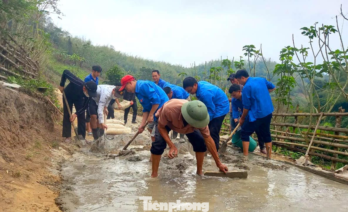 Có 15km đường giao thông nông thôn được tu sửa.