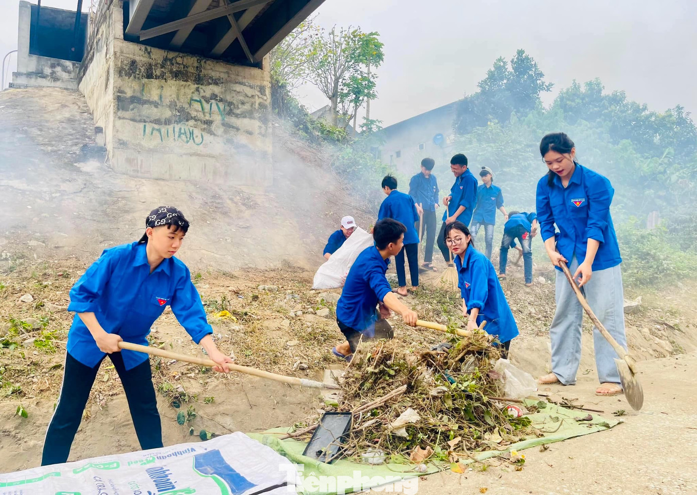 Nhiều tuyến đường được dọn dẹp vệ sinh, tạo cảnh quan môi trường xanh sạch đẹp.