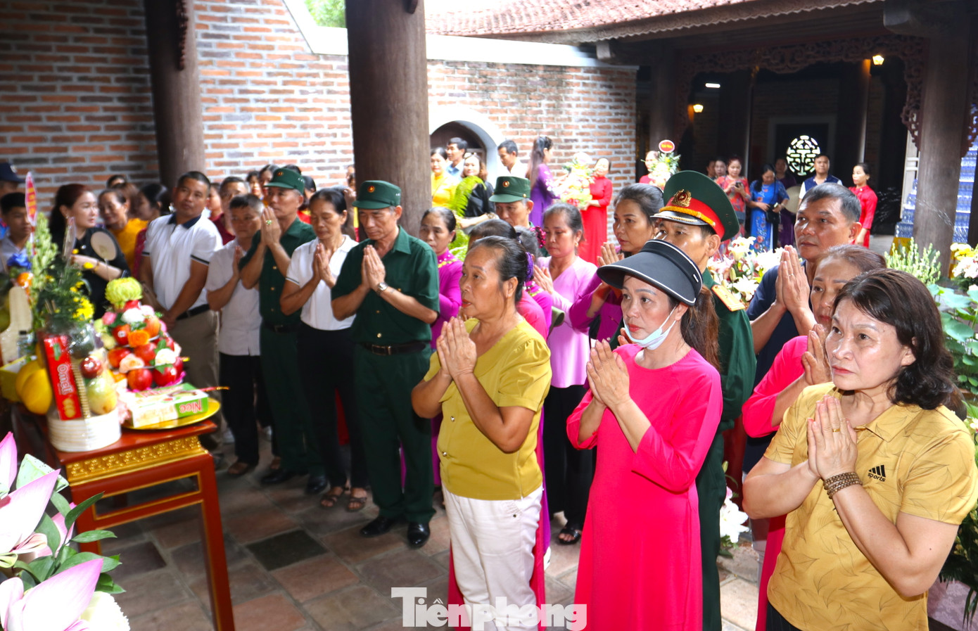 Các cựu chiến binh và đông đảo người dân dâng hương tại Đền thờ gia tiên Chủ tịch Hồ Chí Minh. Các cựu chiến binh và đông đảo người dân dâng hương tại Đền thờ gia tiên Chủ tịch Hồ Chí Minh.