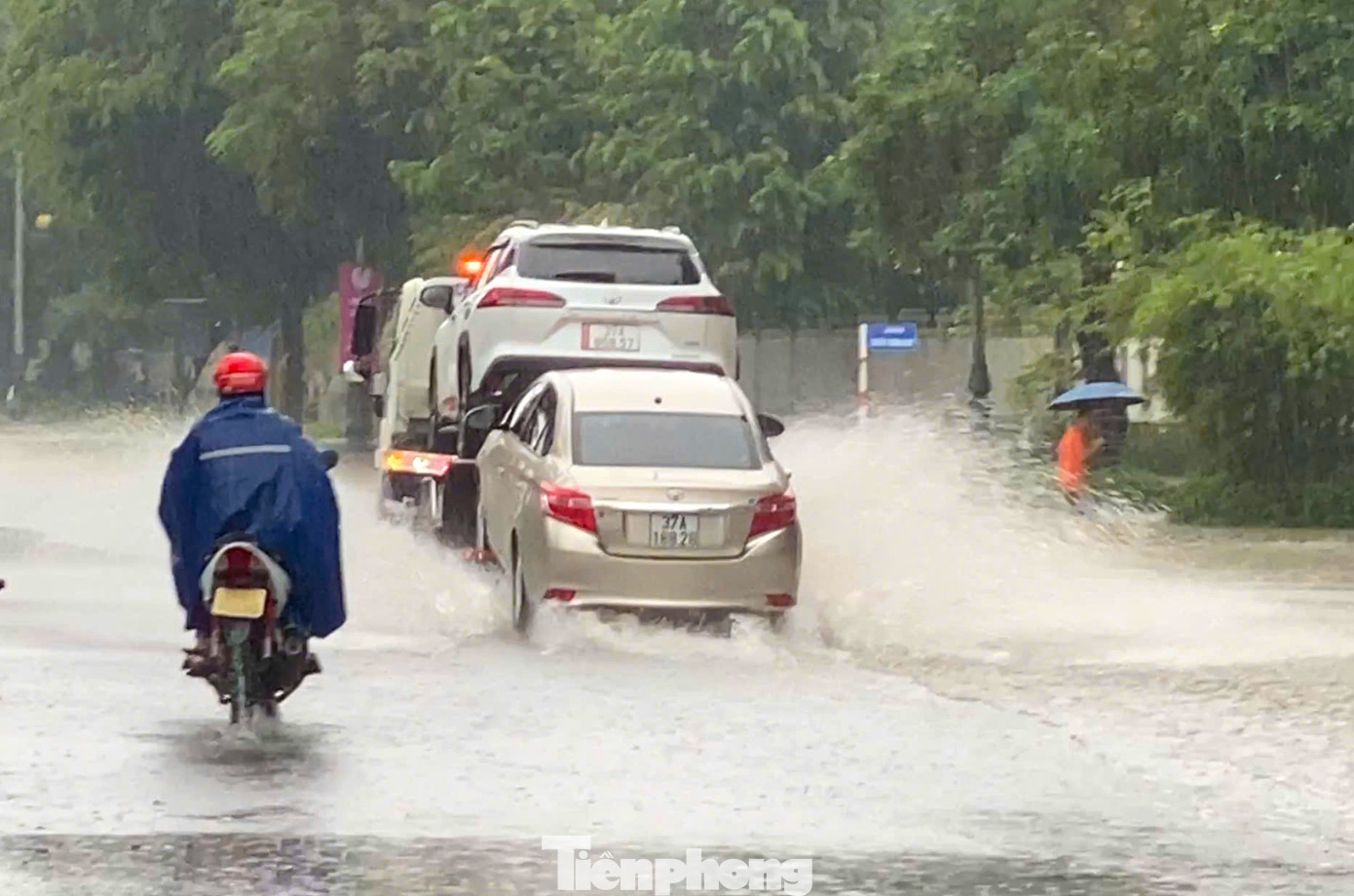 Trong sáng 23/9, nhiều xe ô tô đi vào khu vực ngập sâu bị chết máy buộc phải gọi cứu hộ.