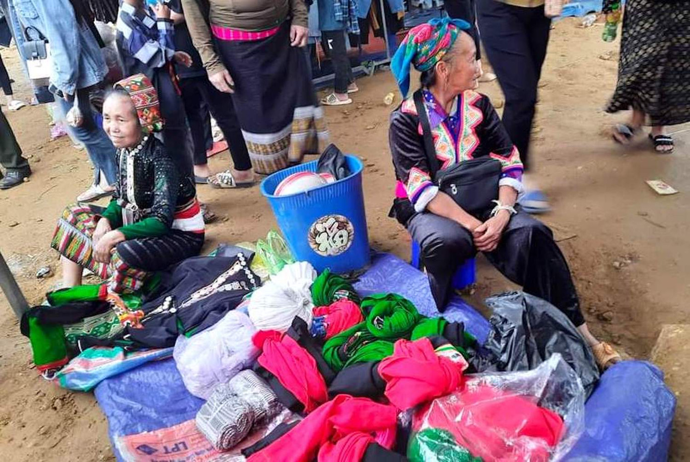 Đa số hàng bày bán tại chợ đều do chính tay người dân ở các đồng bào dân tộc tự làm rồi mang ra bán.