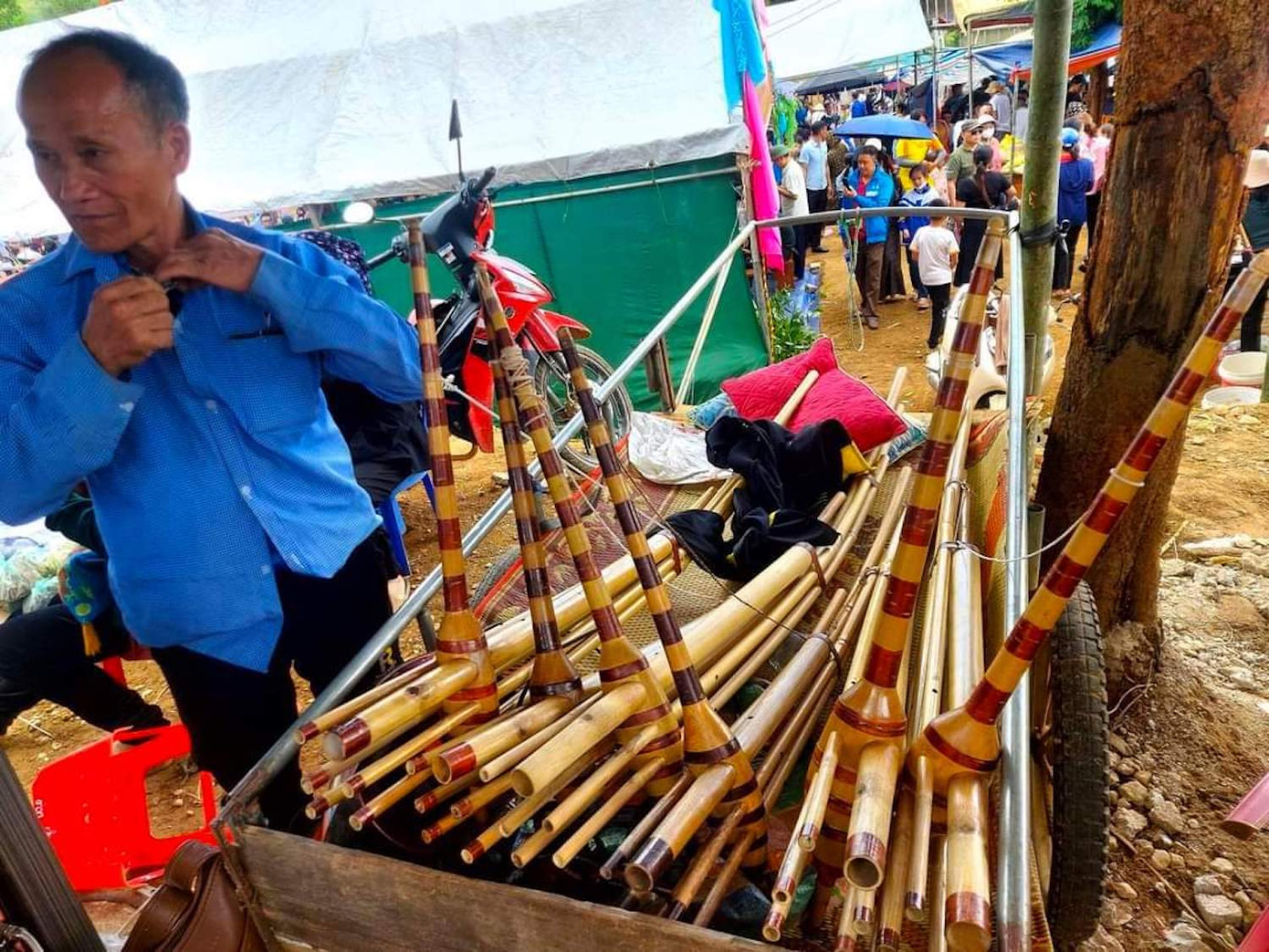 Những chiếc khèn mang đặc trưng bản sắc của đồng bào dân tộc Mông được bày bán nhiều. Rất nhiều du khách dù không biết thổi nhưng sẽ đến mua để về trưng bày trong nhà làm kỷ niệm.