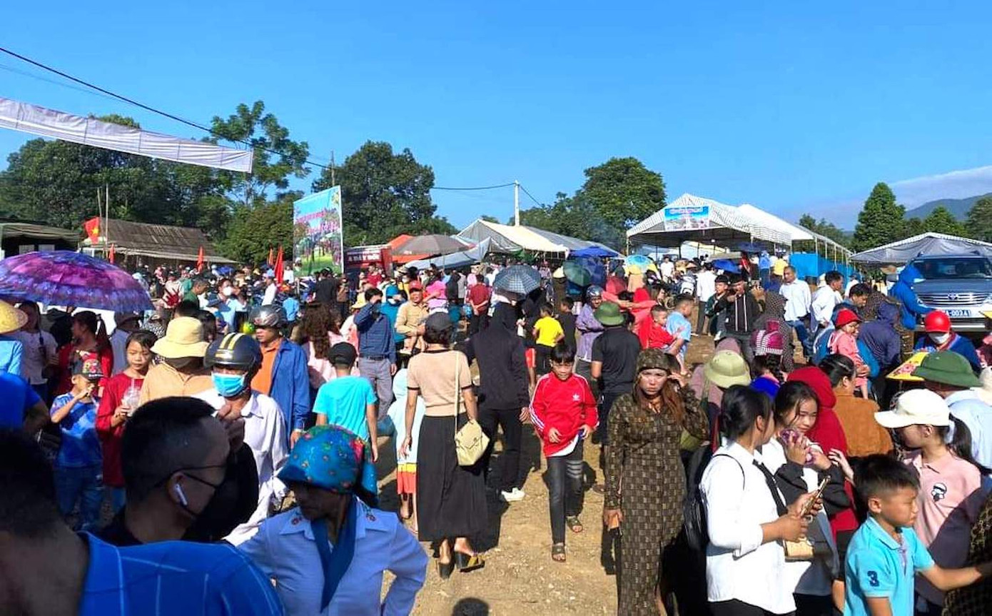 Du khách thập phương đổ dồn về khu chợ phiên để vui chơi và mua sắm. Ông Vi Văn Du - Bí thư xã Tri Lễ cho biết, Chợ phiên người Mông sẽ được tổ chức mỗi tháng một lần vào ngày đầu tháng. Phiên chợ sẽ là nơi hội tụ nét văn hóa, ẩm thực, những sản phẩm đặc sắc của người Mông. “Chúng tôi khuyến khích người dân mang các đặc sản của bản ra chợ bán. Phiên chợ được kỳ vọng sẽ là nơi giao lưu buôn bán, giúp bà con thuận tiện hơn trong việc mua, bán các sản phẩm thủ công, để mang lại nguồn kinh tế ổn định, lâu dài”, ông Du chia sẻ.