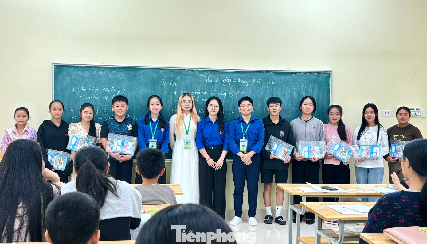 Ngày 5/8, sau gần 1 tháng tình nguyện tại nước Lào, đội sinh viên tình nguyện trường Đại học Vinh đã tổng kết các lớp học, trao tặng những phần quà cho các học viên xuất sắc rồi quay trở về Việt Nam. "Chúng em rất vui vì đã giúp các cán bộ, người dân, các em học sinh hiểu biết thêm về tiếng Việt, về văn hóa, thắng cảnh và con người Việt Nam. Qua chuyến đi cũng giúp chúng em hiểu thêm về con người và văn hóa của nước bạn Lào, học tập được thêm nhiều kinh nghiệm và những điều mới mẻ. Từ đó giúp chúng em trưởng thành hơn", đội viên Đội tình nguyện quốc tế trường Đại học Vinh Lương Thị Vân Anh chia sẻ. Ngày 5/8, sau gần 1 tháng tình nguyện tại nước Lào, đội sinh viên tình nguyện trường Đại học Vinh đã tổng kết các lớp học, trao tặng những phần quà cho các học viên xuất sắc rồi quay trở về Việt Nam. "Chúng em rất vui vì đã giúp các cán bộ, người dân, các em học sinh hiểu biết thêm về tiếng Việt, về văn hóa, thắng cảnh và con người Việt Nam. Qua chuyến đi cũng giúp chúng em hiểu thêm về con người và văn hóa của nước bạn Lào, học tập được thêm nhiều kinh nghiệm và những điều mới mẻ. Từ đó giúp chúng em trưởng thành hơn", đội viên Đội tình nguyện quốc tế trường Đại học Vinh Lương Thị Vân Anh chia sẻ.