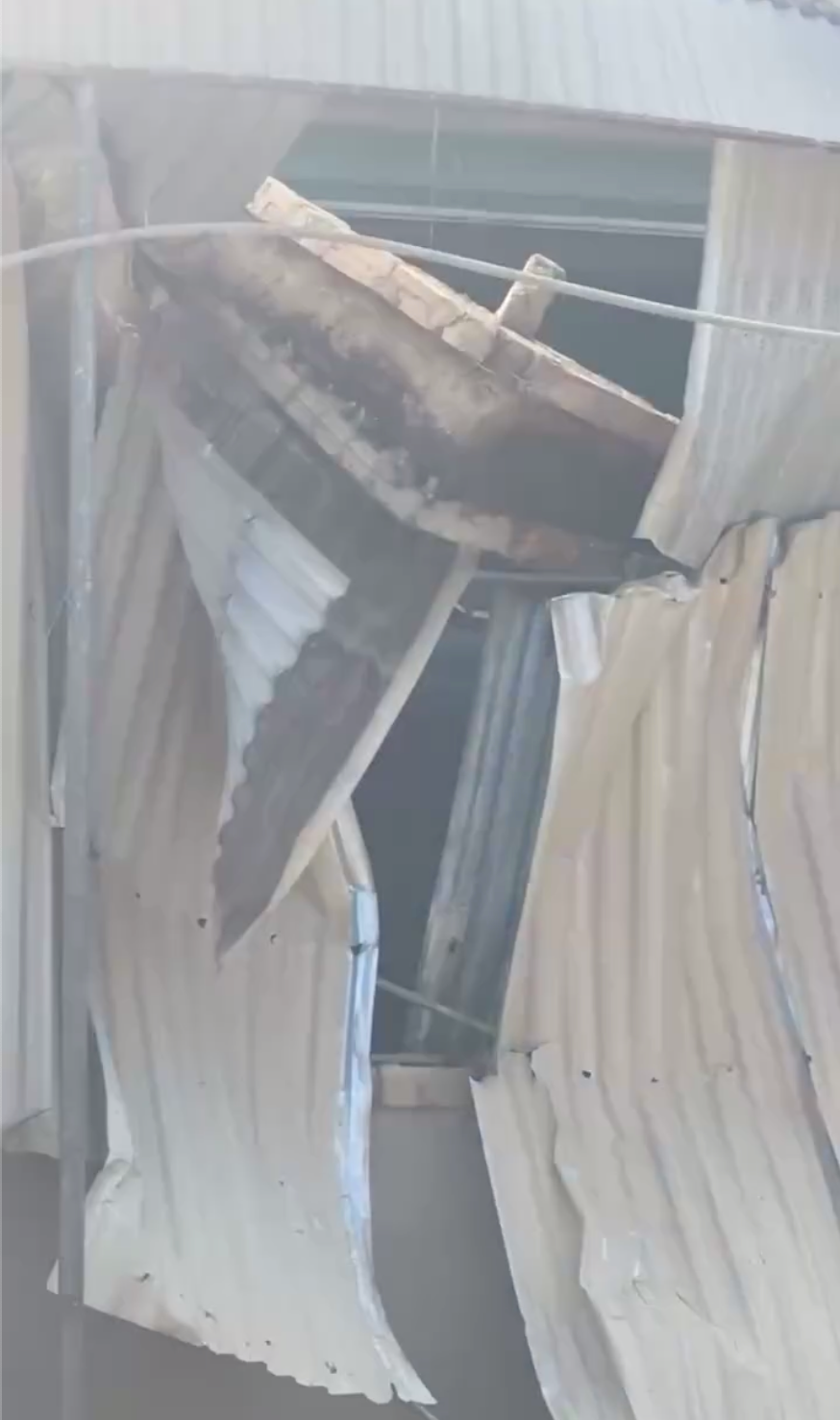 Một phần đốc mái nhà của gia đình anh Đại bị đổ sập xuống. Một phần đốc mái nhà của gia đình anh Đại bị đổ sập xuống.