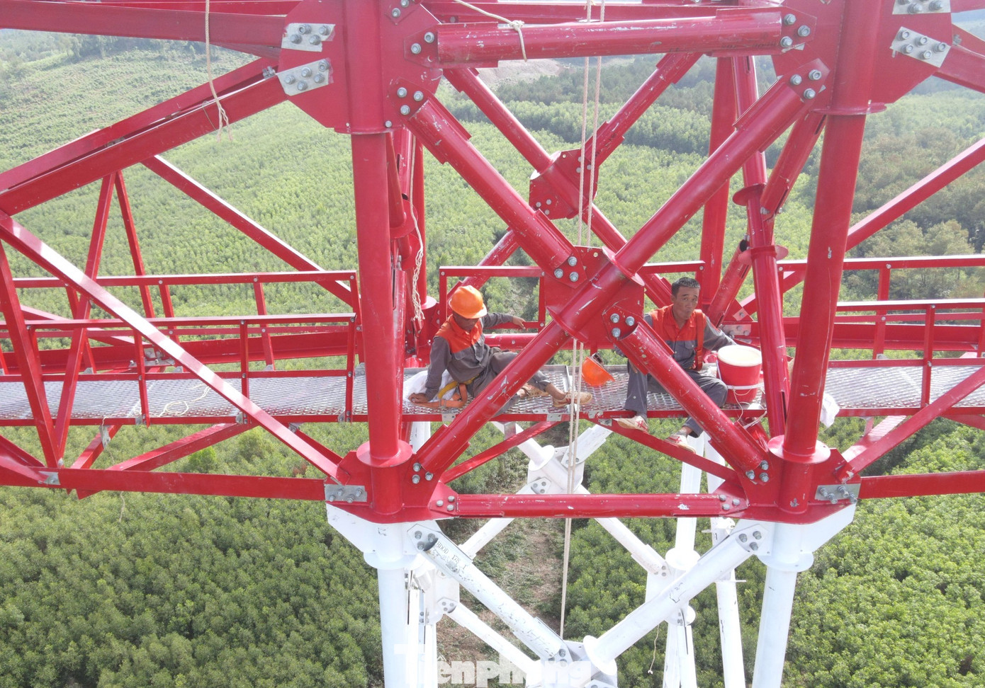Làm việc trên đỉnh cột cao hàng chục mét nên mỗi lúc mệt mỏi, những người thợ cũng tranh thủ ngồi nghỉ tại chỗ. Cuối chiều, khi trời bắt đầu tối, các công nhân mới leo xuống cột nghỉ ngơi để tiếp tục cho ngày mai làm việc.