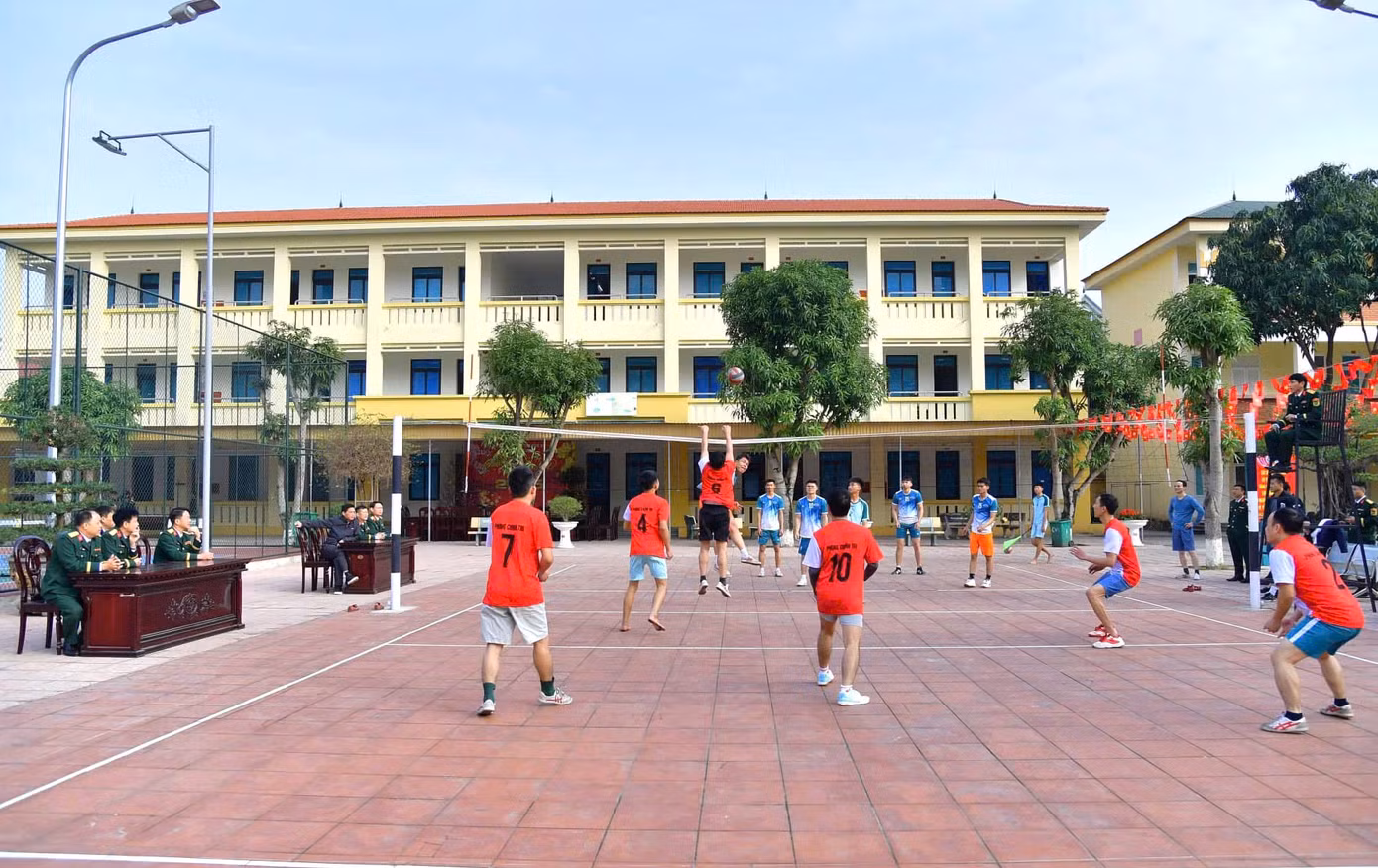 Những ngày đầu năm mới 2025, Bộ Chỉ huy Quân sự tỉnh Nghệ An tổ chức nhiều hoạt động thể dục, thể thao, trò chơi dân gian để các cán bộ, chiến sĩ trong đơn vị tham gia tranh tài, tạo không khí vui tươi dịp Tết đến Xuân về.