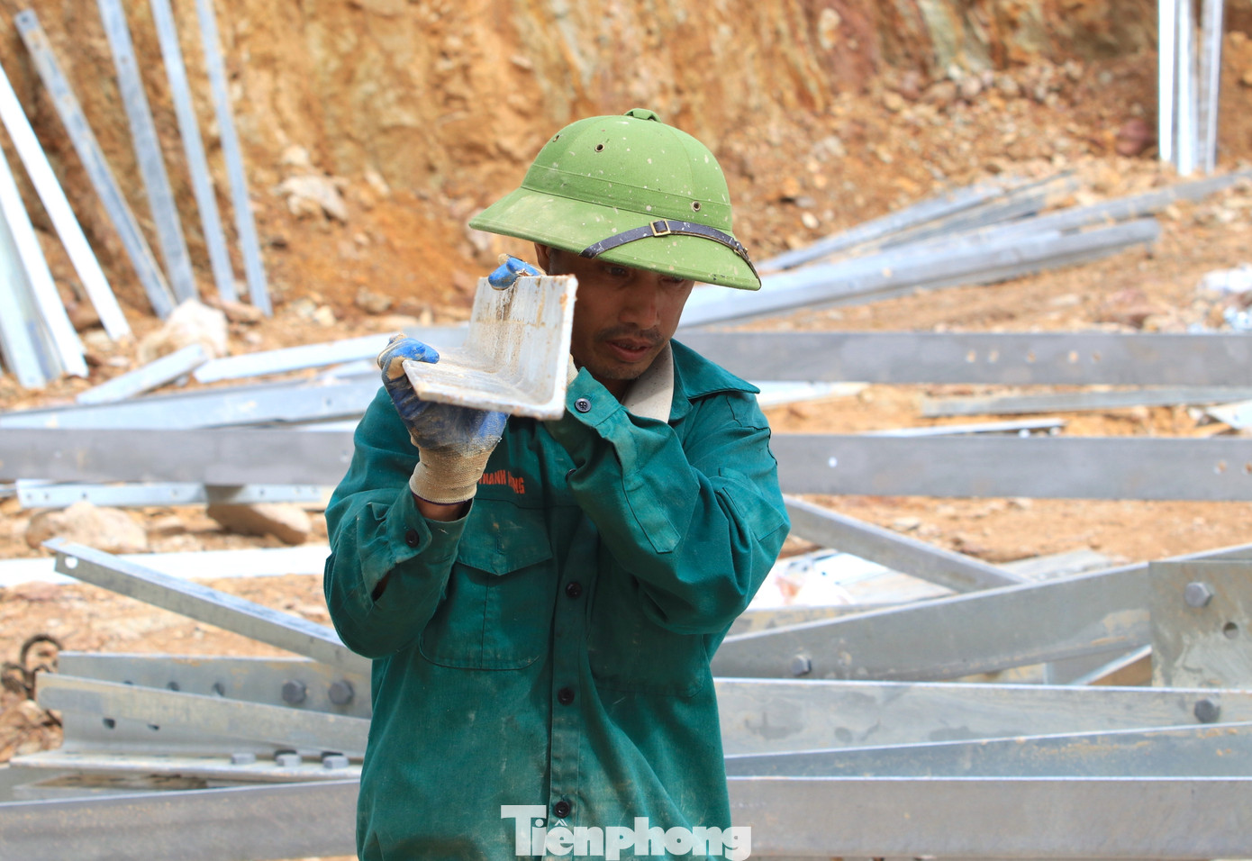 Tuy nhiên, nhiều khu vực cẩu lớn không thể vào, các cán bộ công nhân viên phải vất vả khuân vác vật liệu.